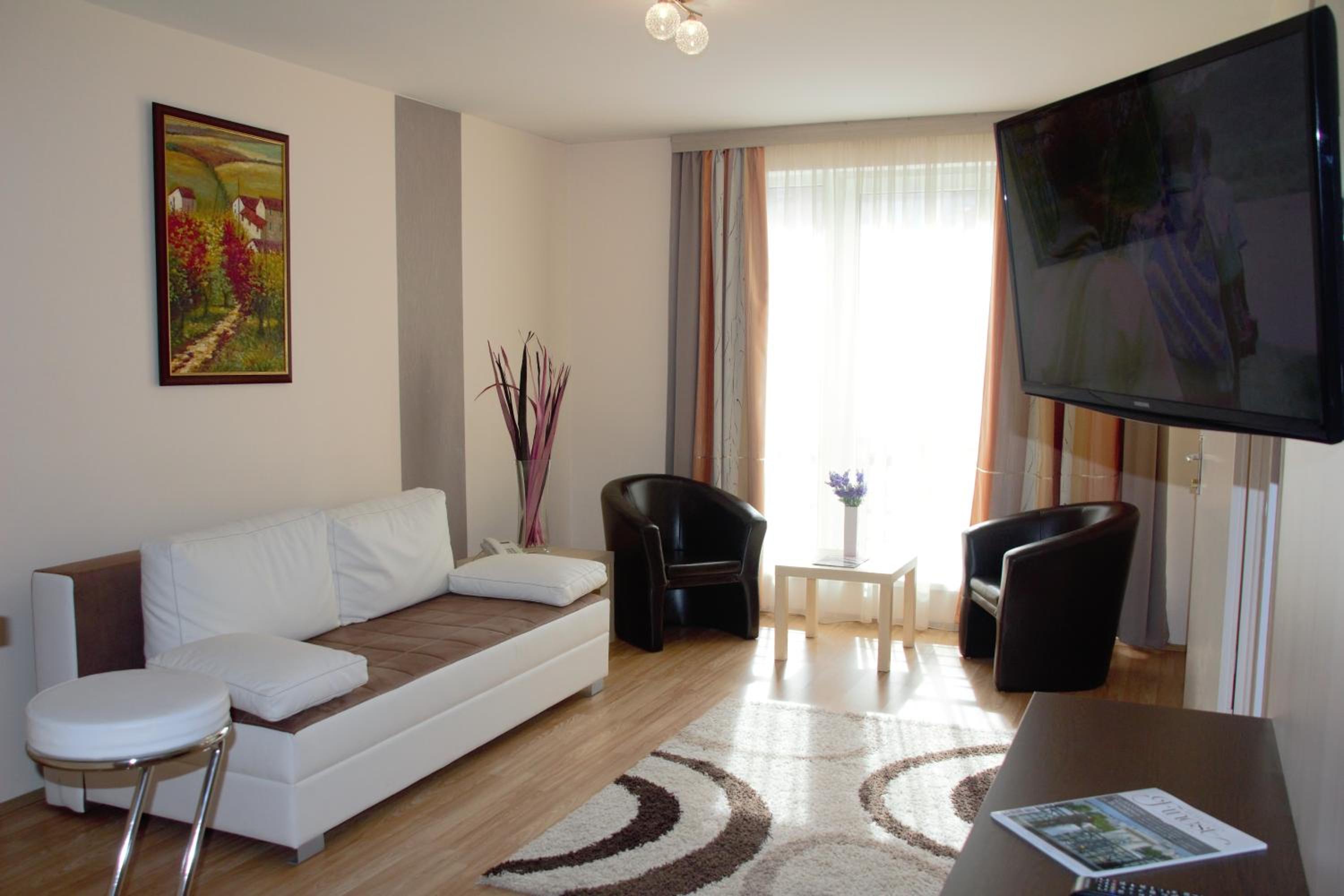 Executive Suite - Photo 7