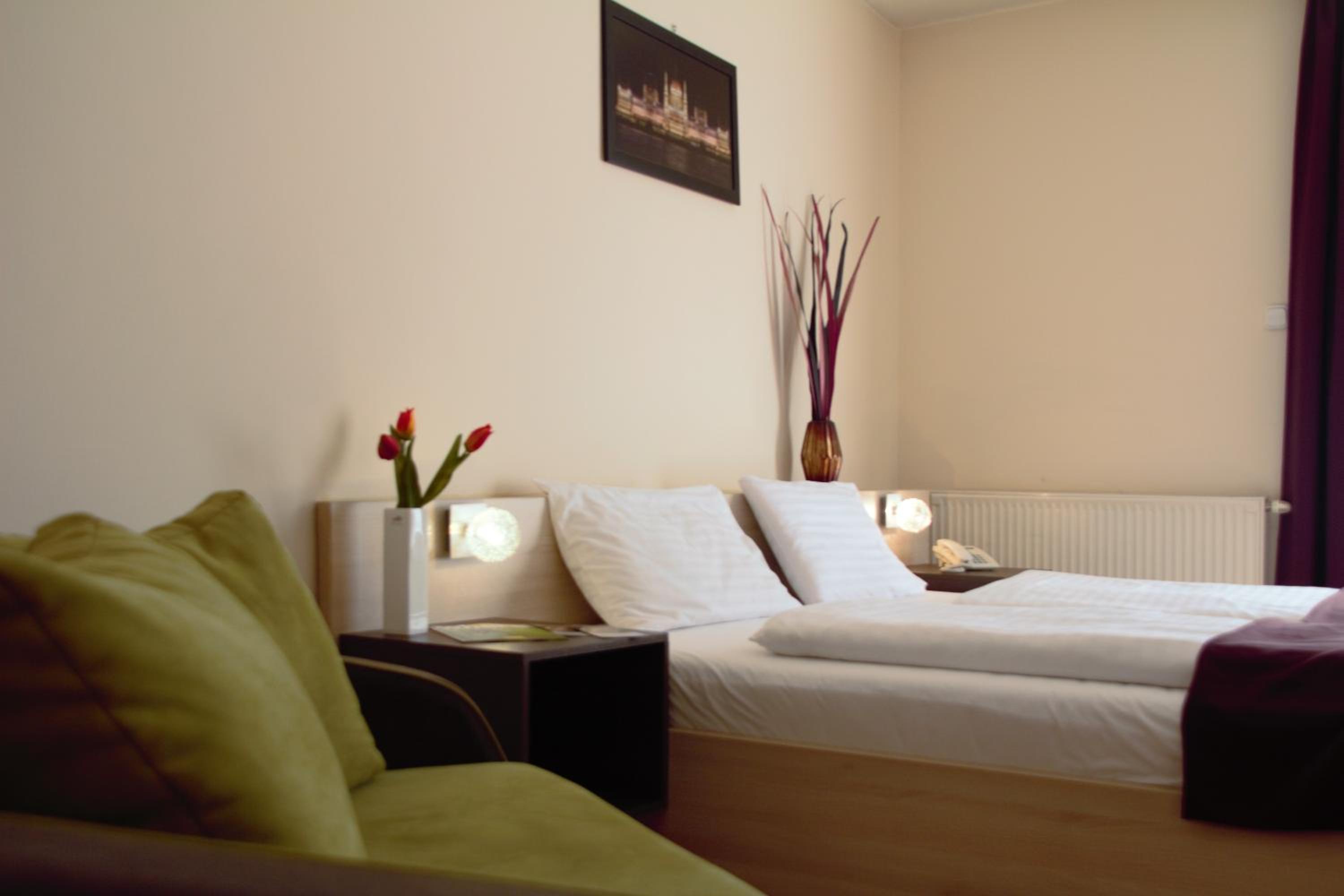 Deluxe Double Room with Extra Bed - Photo 1