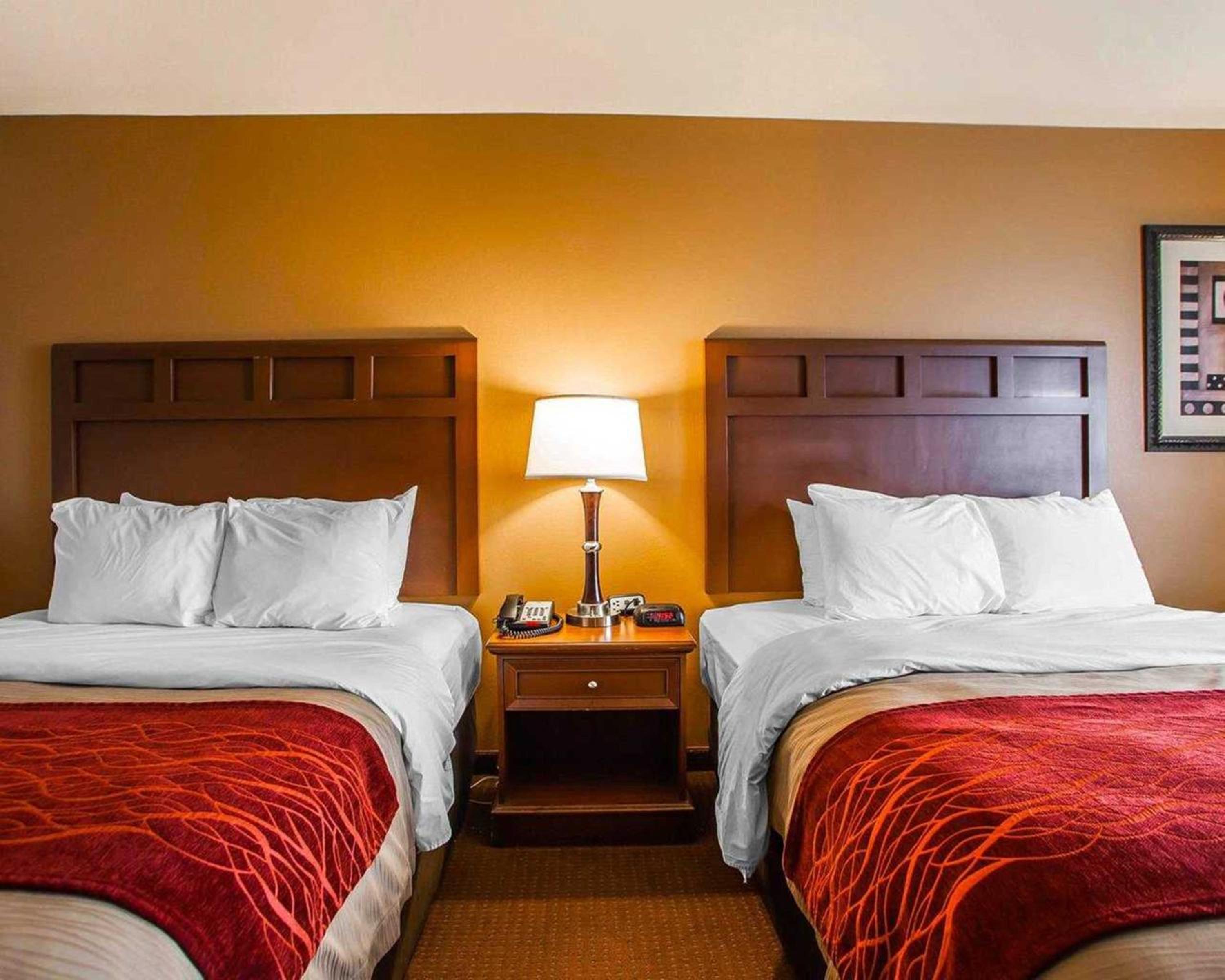 Queen Room with Two Queen Beds - Non-Smoking - Photo 5