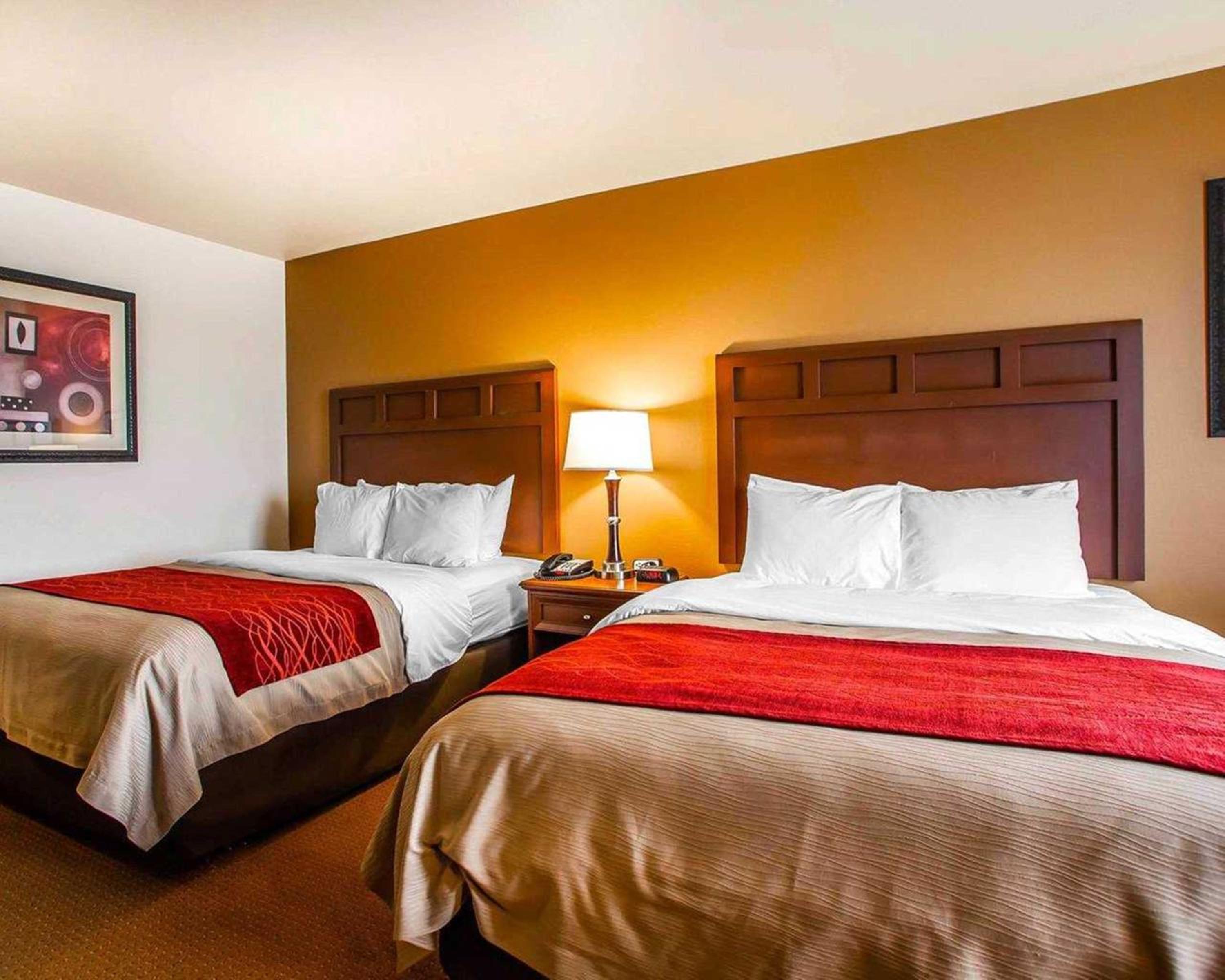 Queen Room with Two Queen Beds - Non-Smoking - Photo 6