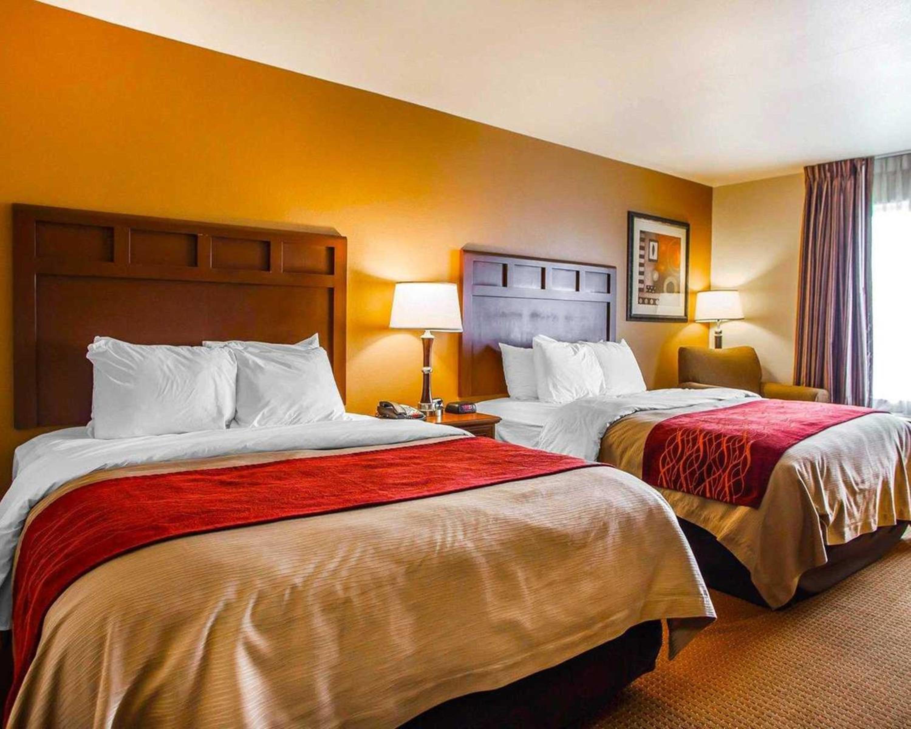 Queen Room with Two Queen Beds - Non-Smoking - Photo 4