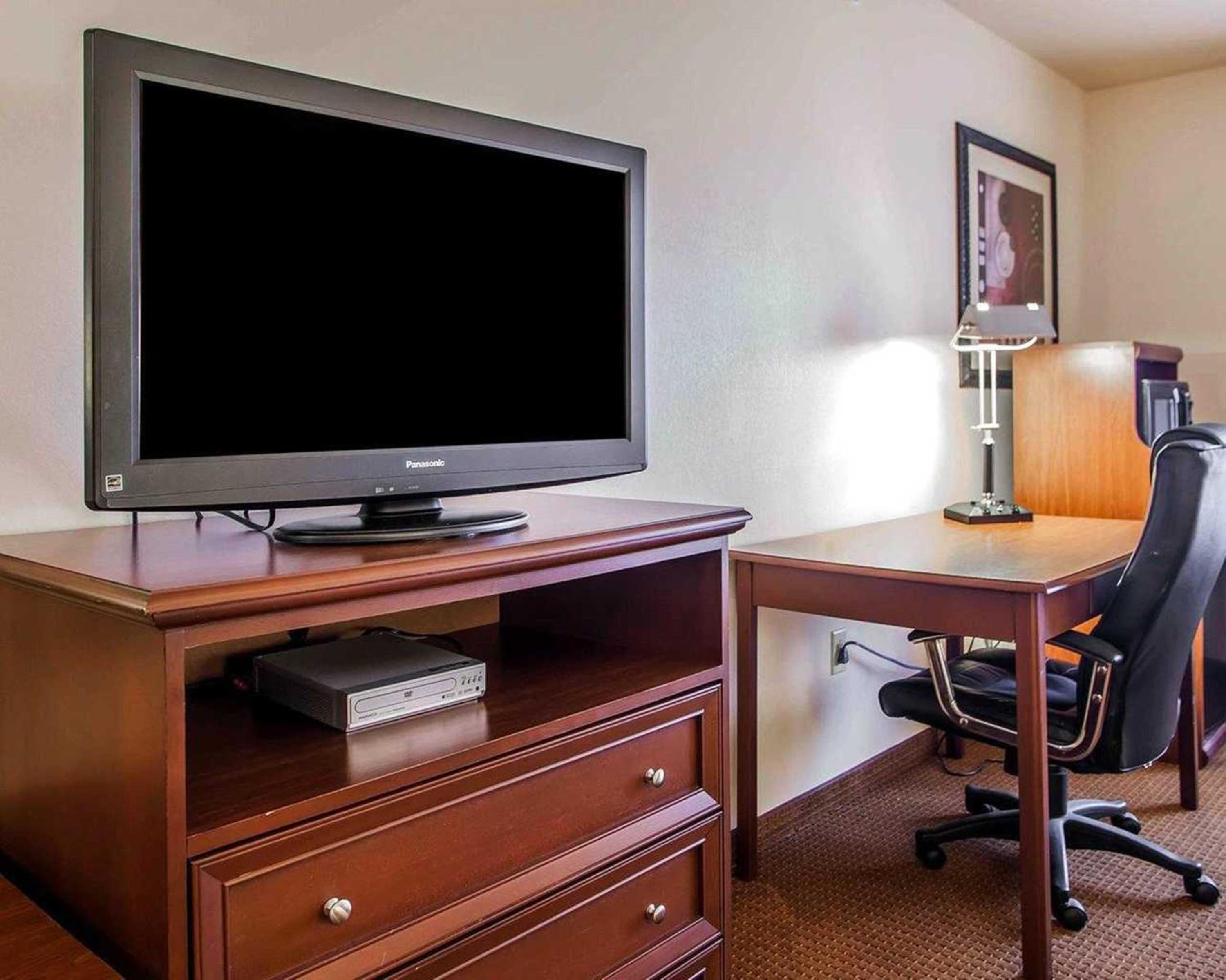 King Room - Non-Smoking - Photo 9