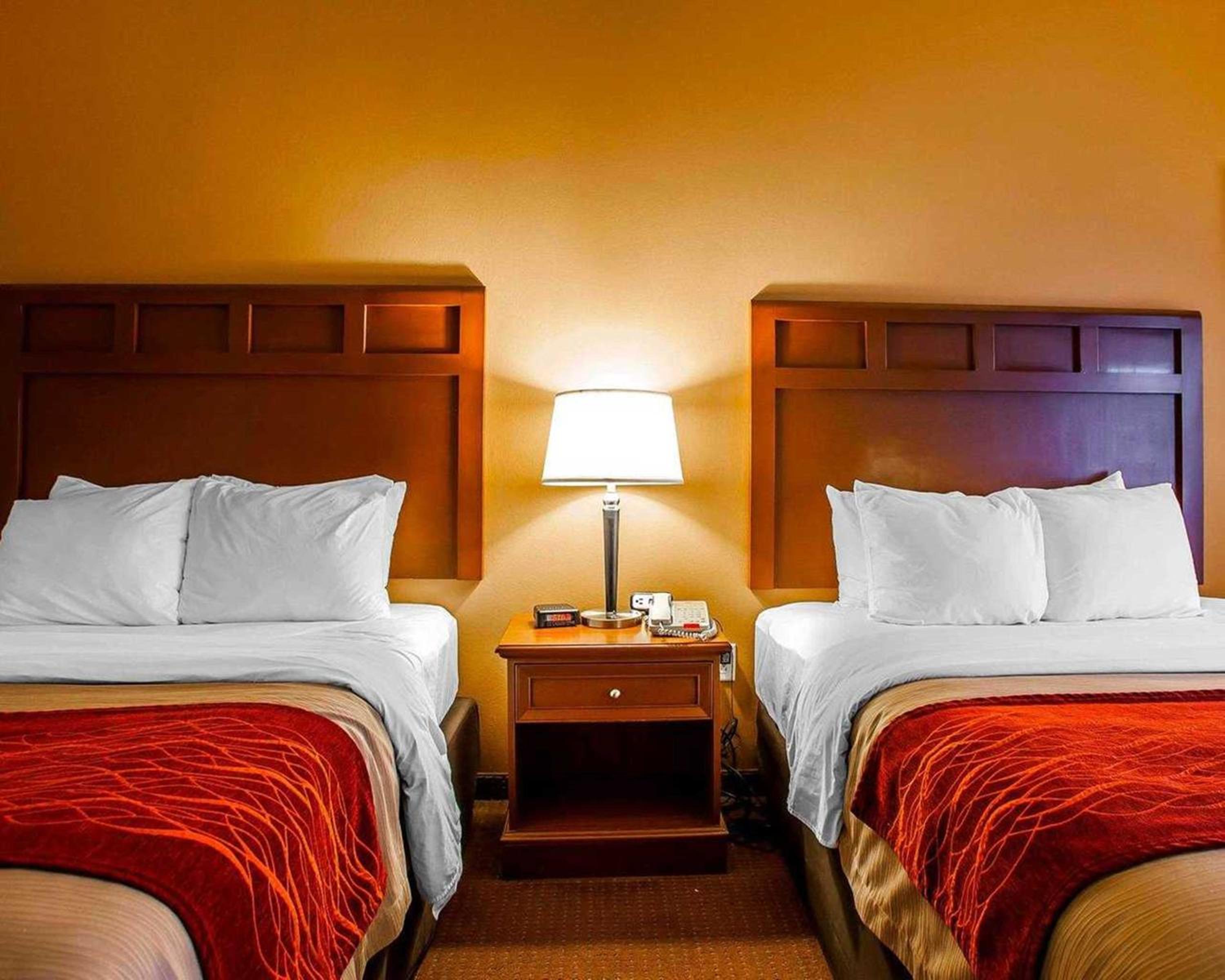 Queen Room with Two Queen Beds - Non-Smoking - Photo 8
