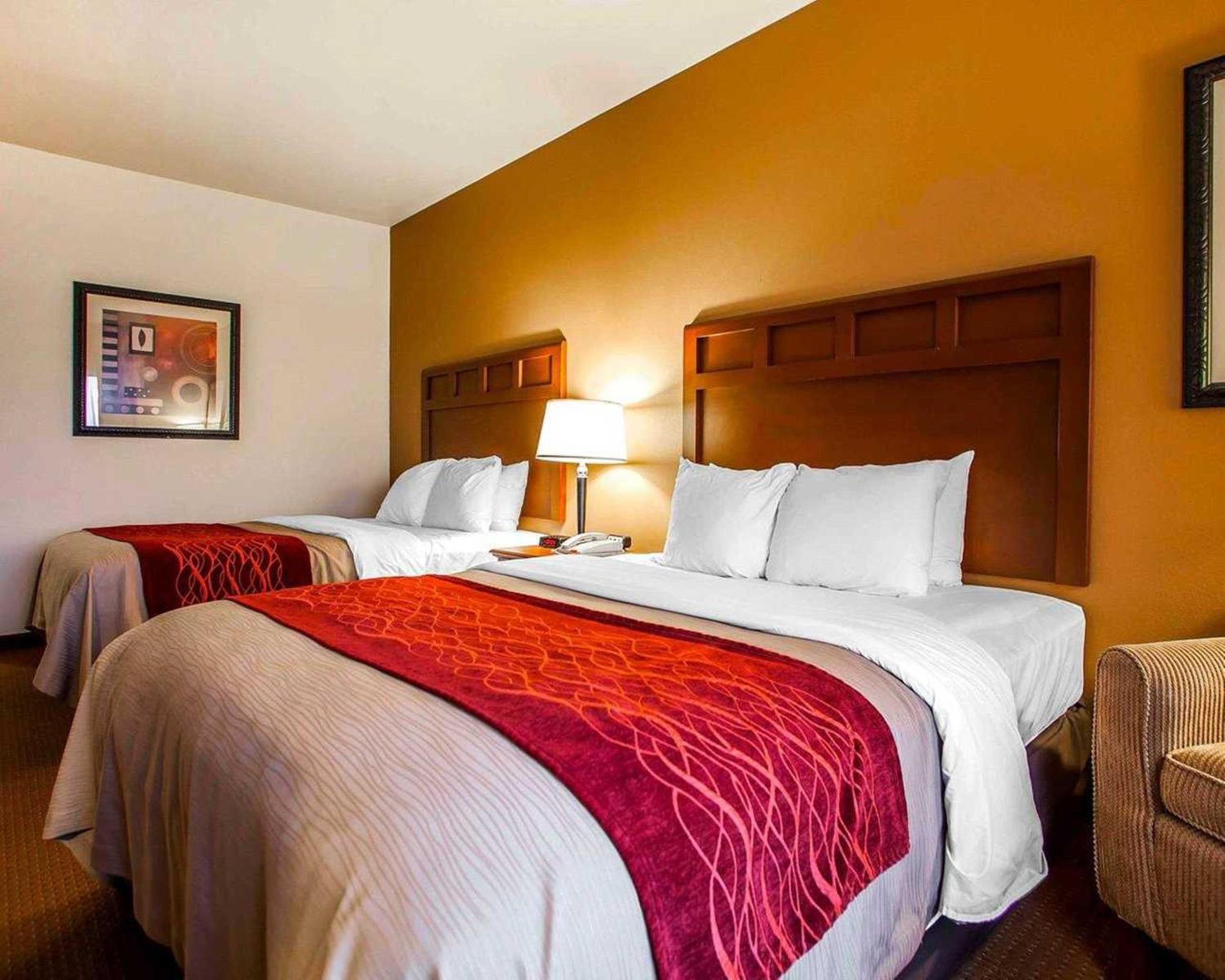 Queen Room with Two Queen Beds - Non-Smoking - Photo 7