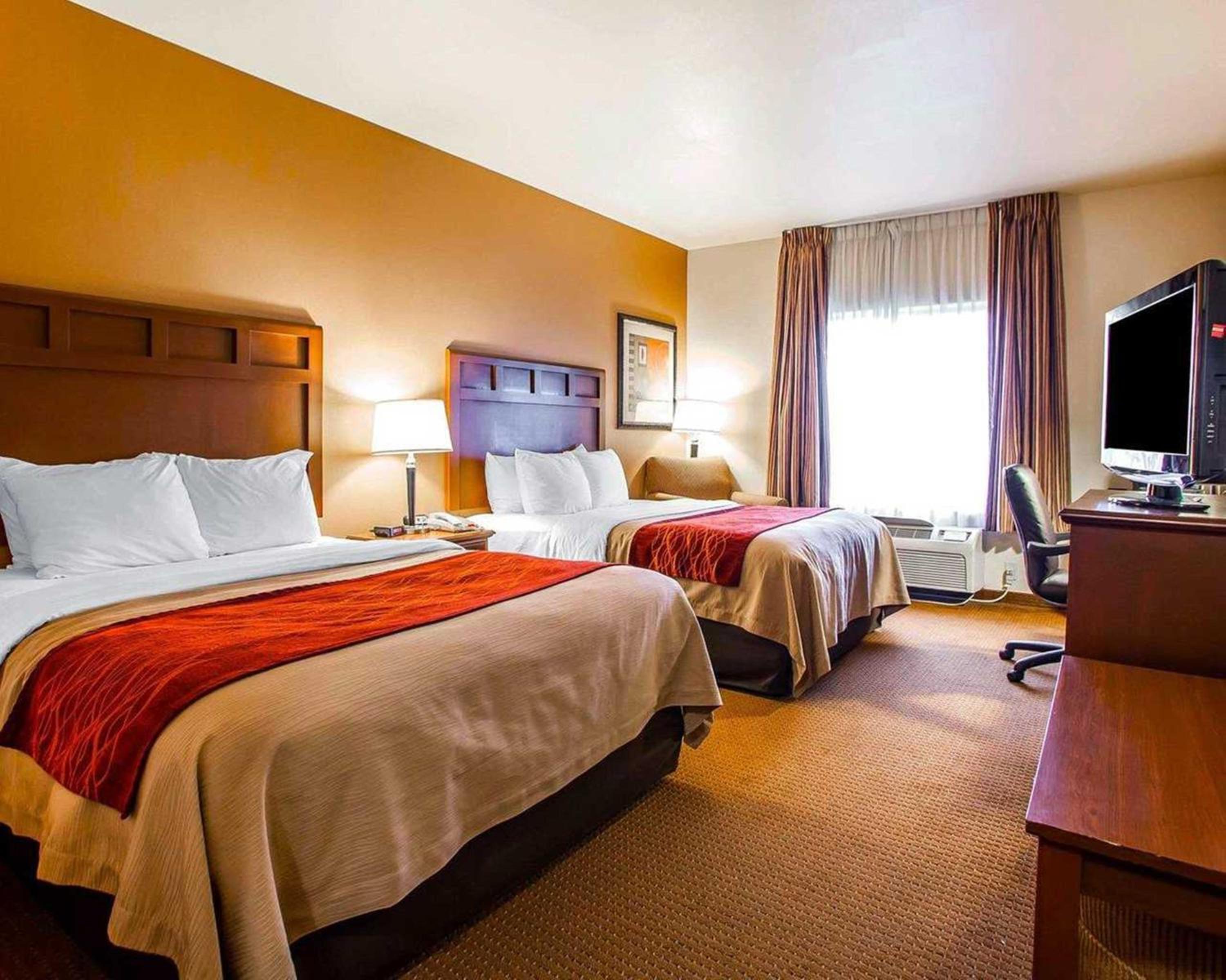Queen Room with Two Queen Beds - Non-Smoking - Photo 1