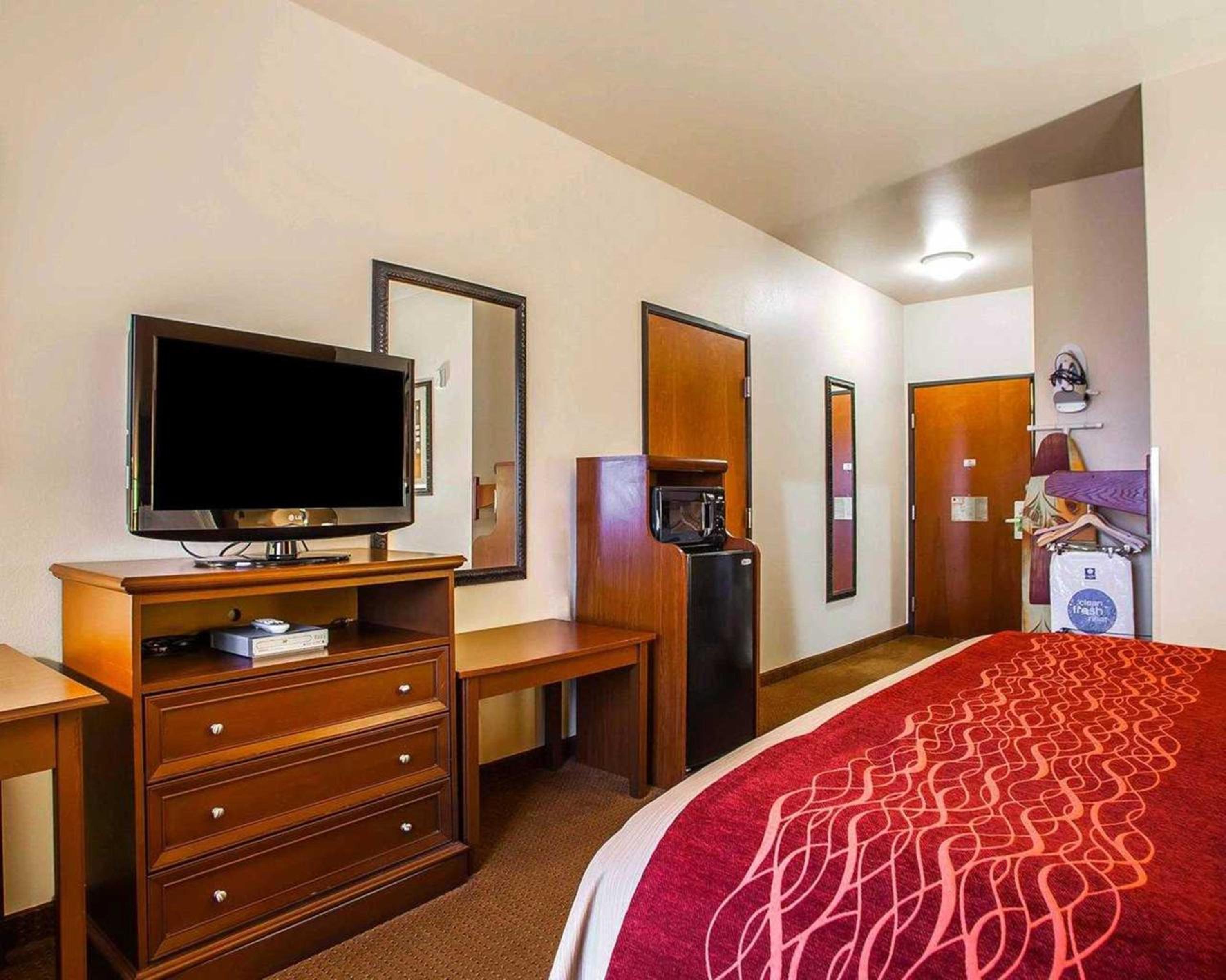 King Room - Non-Smoking - Photo 6