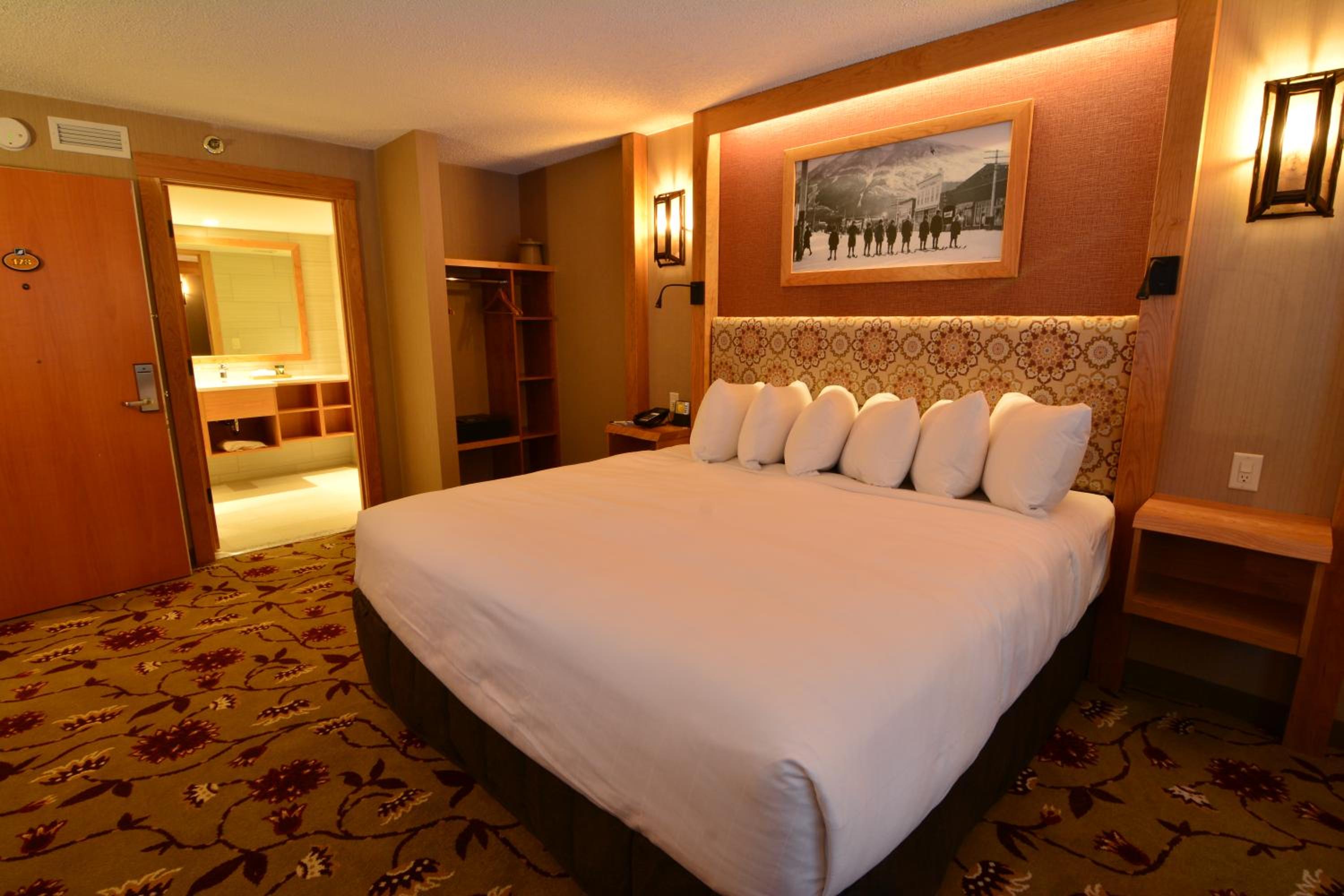 Standard King Room - Photo 6