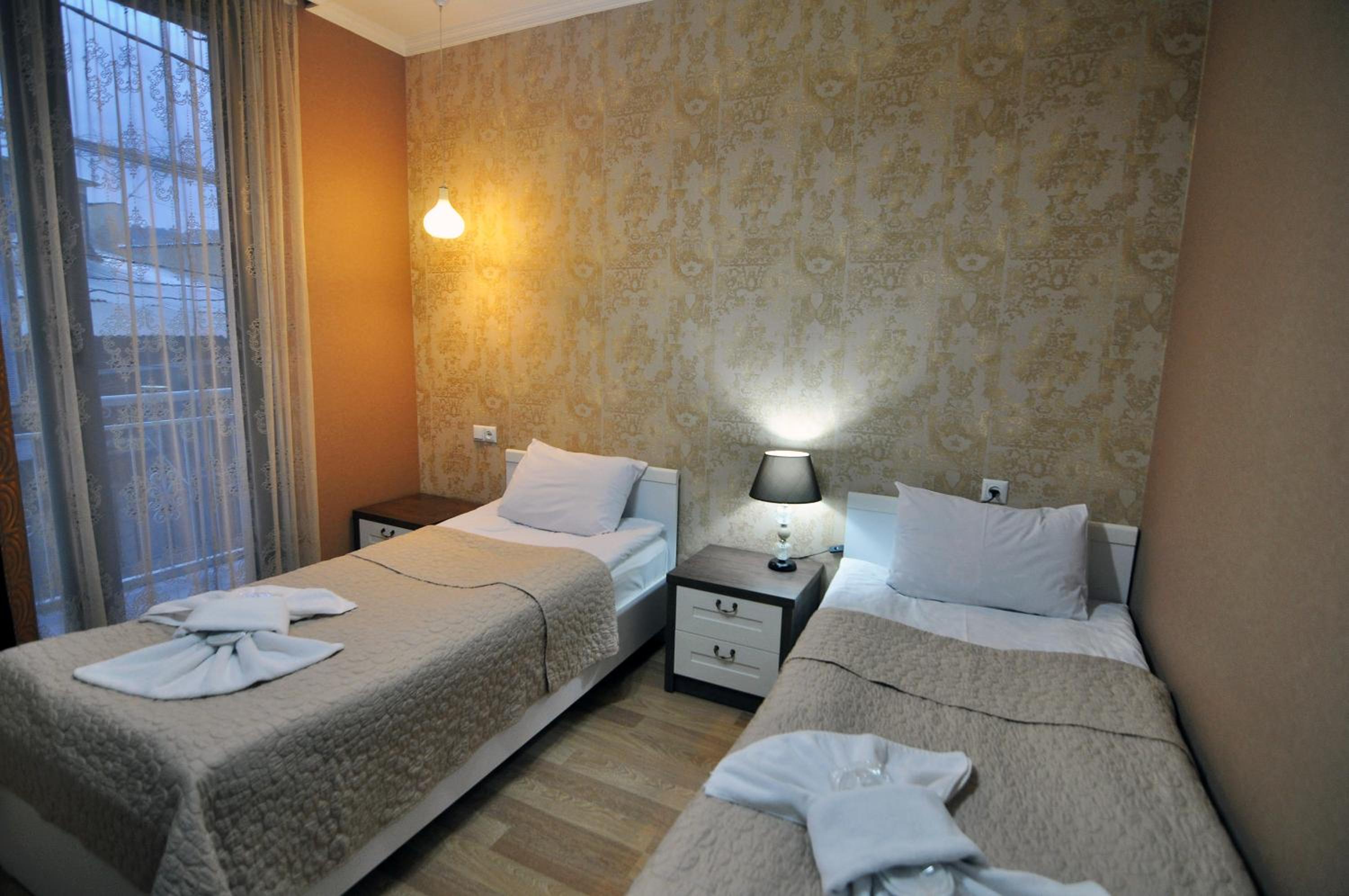 Twin Room with Balcony - Photo 2