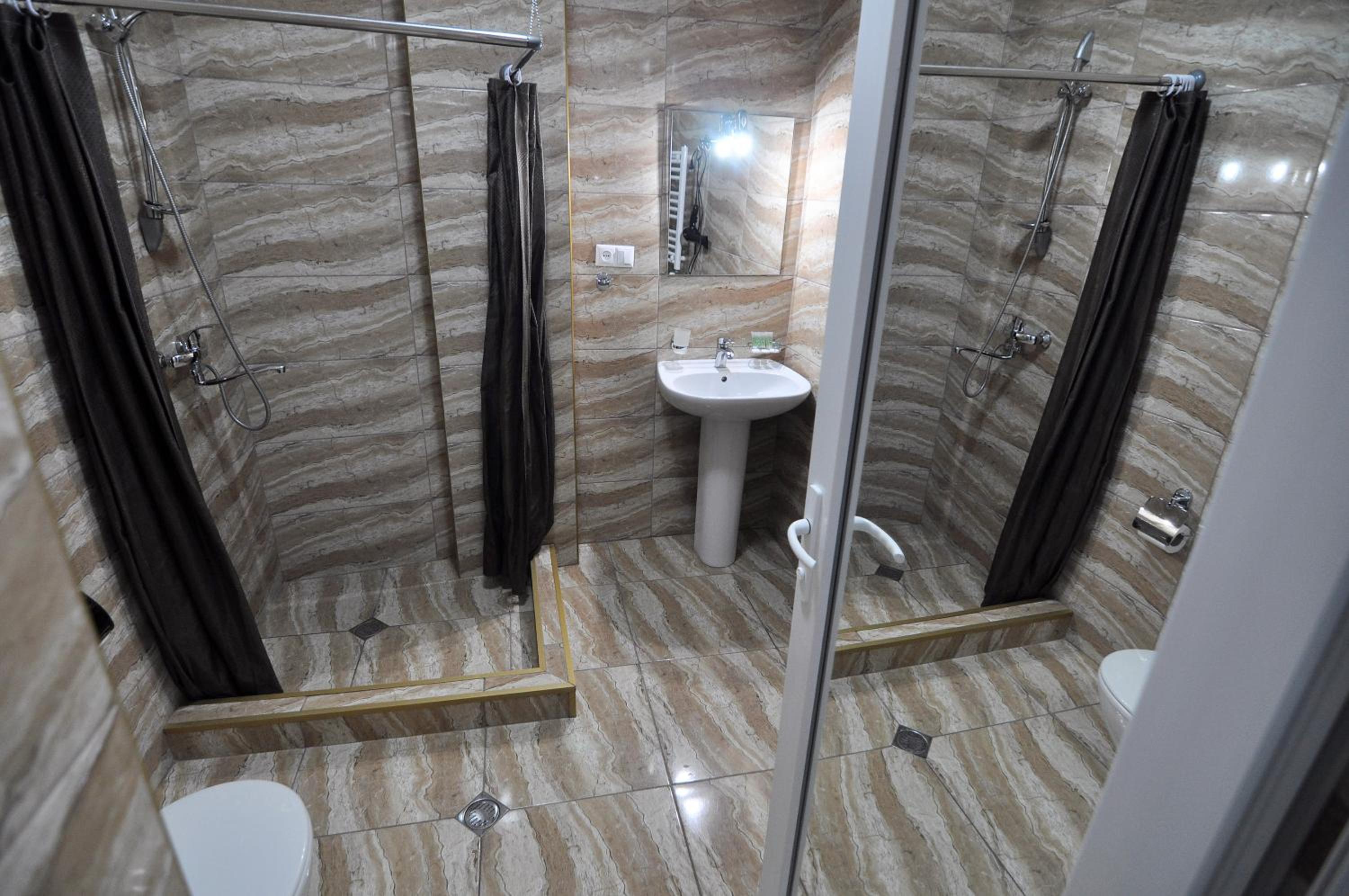 Twin Room - Photo 5