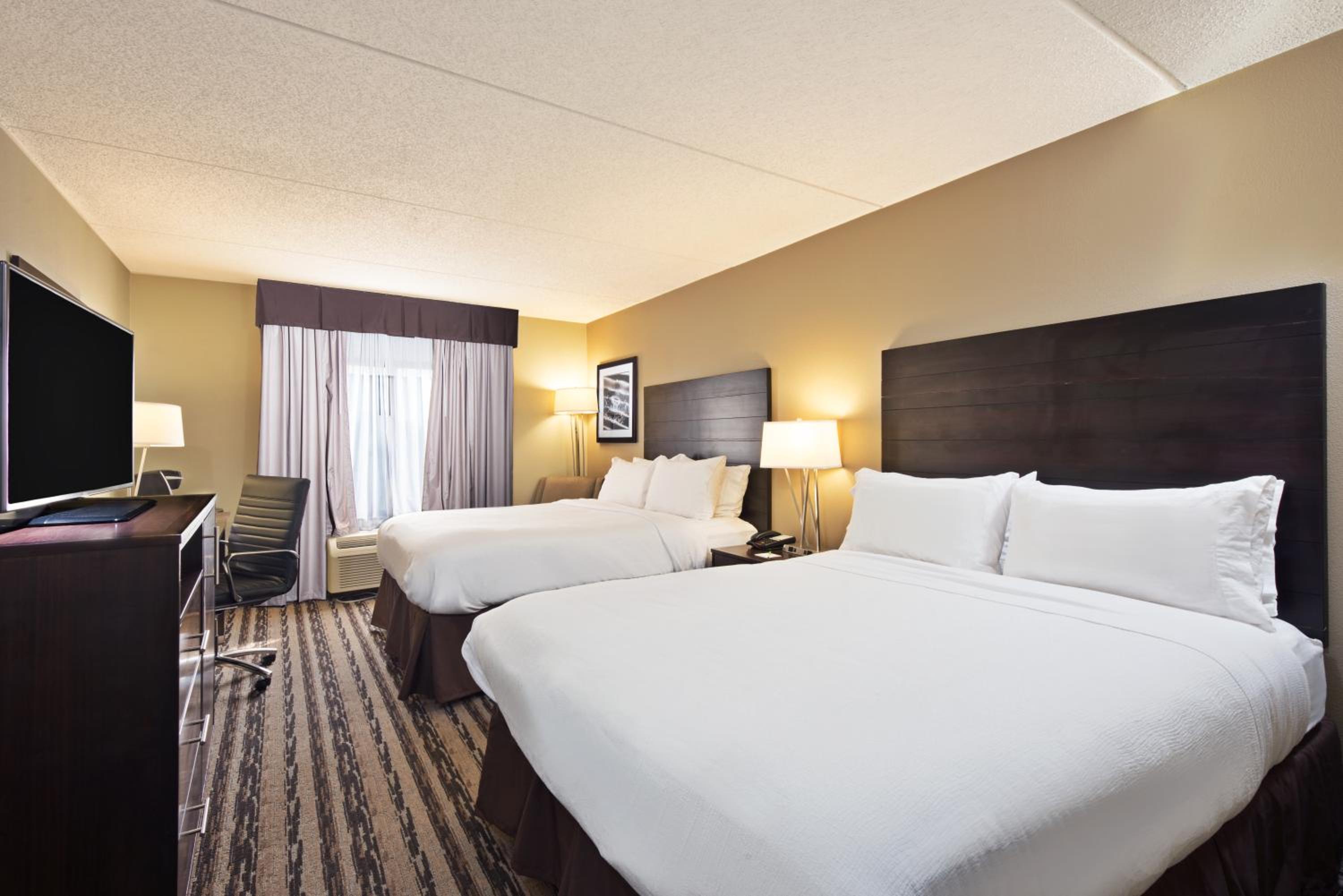Standard Queen Room with Two Queen Beds - Photo 5