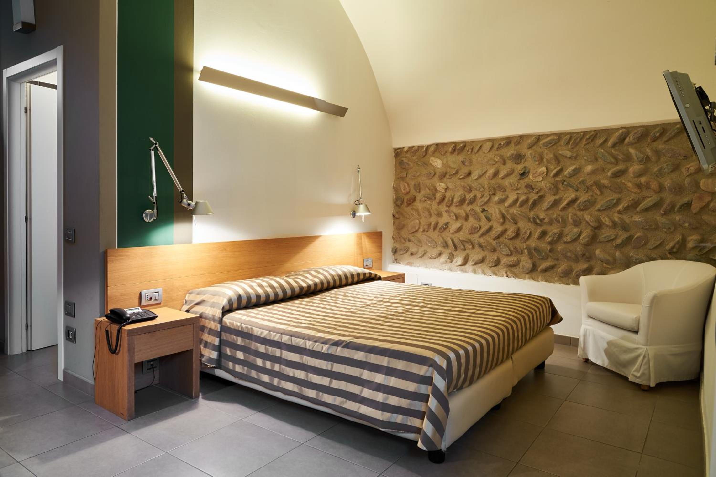 Double Room - Photo 2