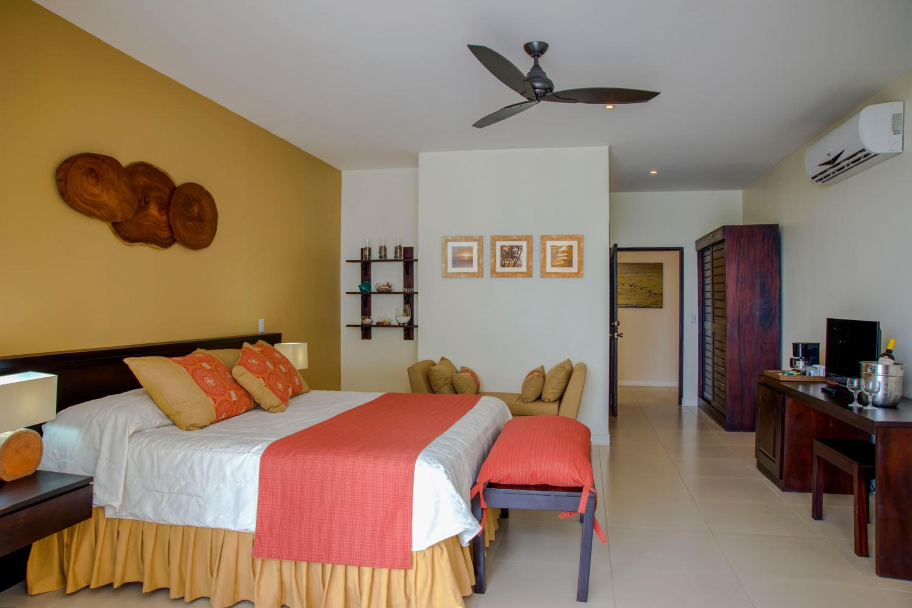 Deluxe Beachfront Room - Photo 3