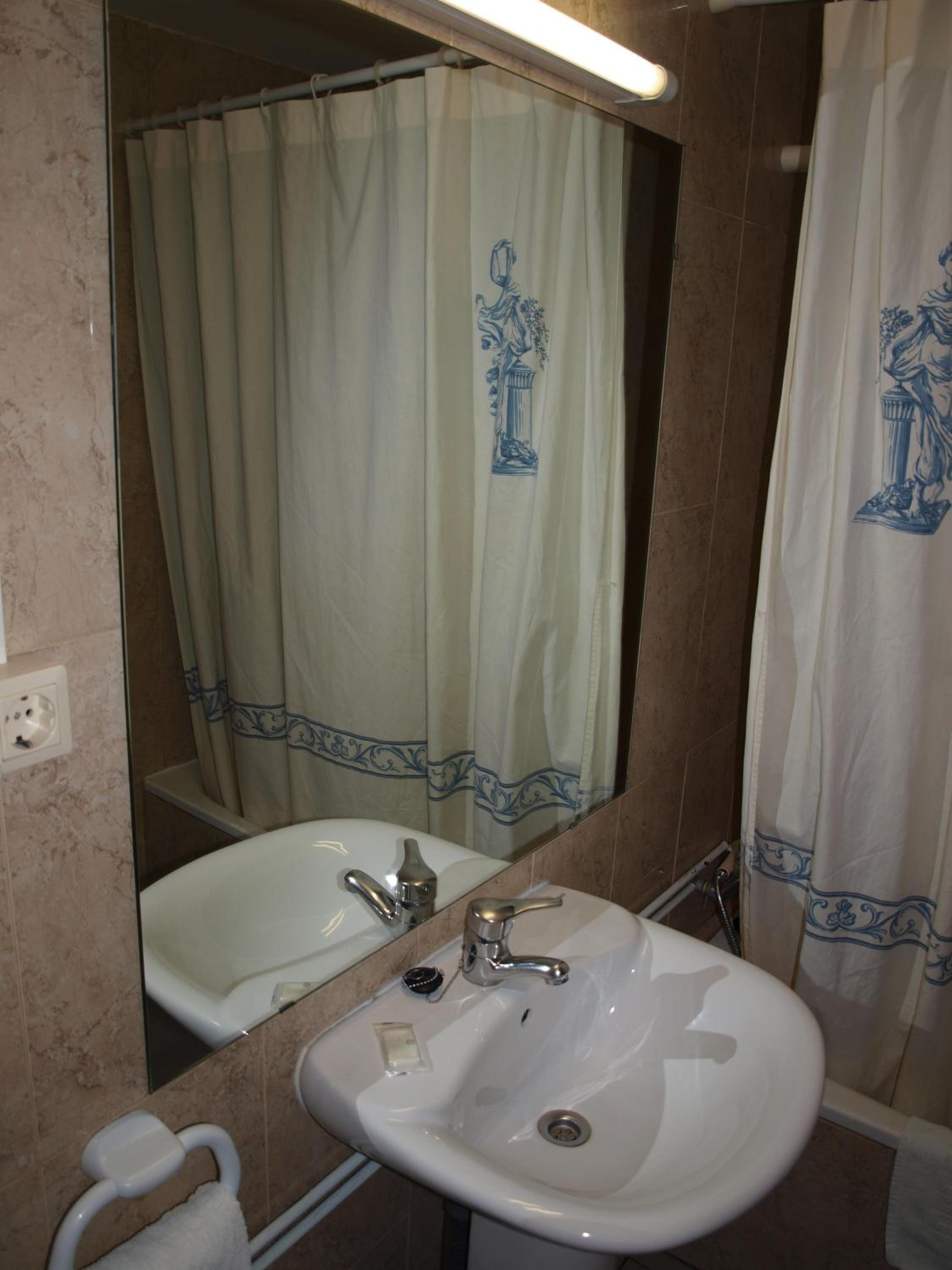Double or Twin Room - Photo 3