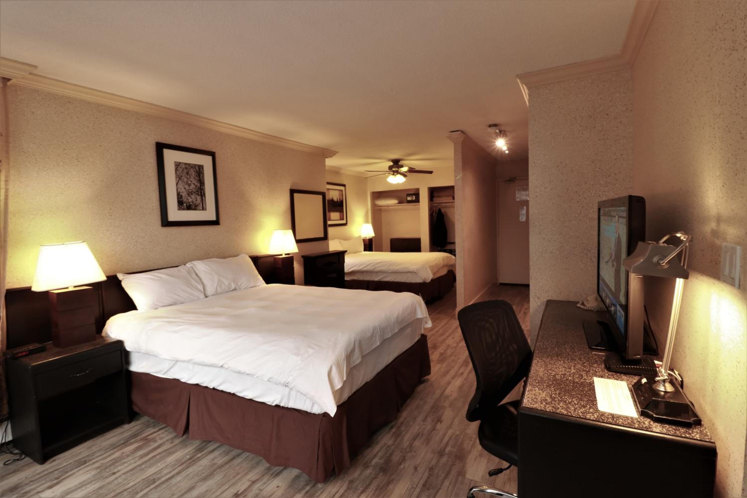 Apartment with Two Queen Beds and Balcony - Photo 1