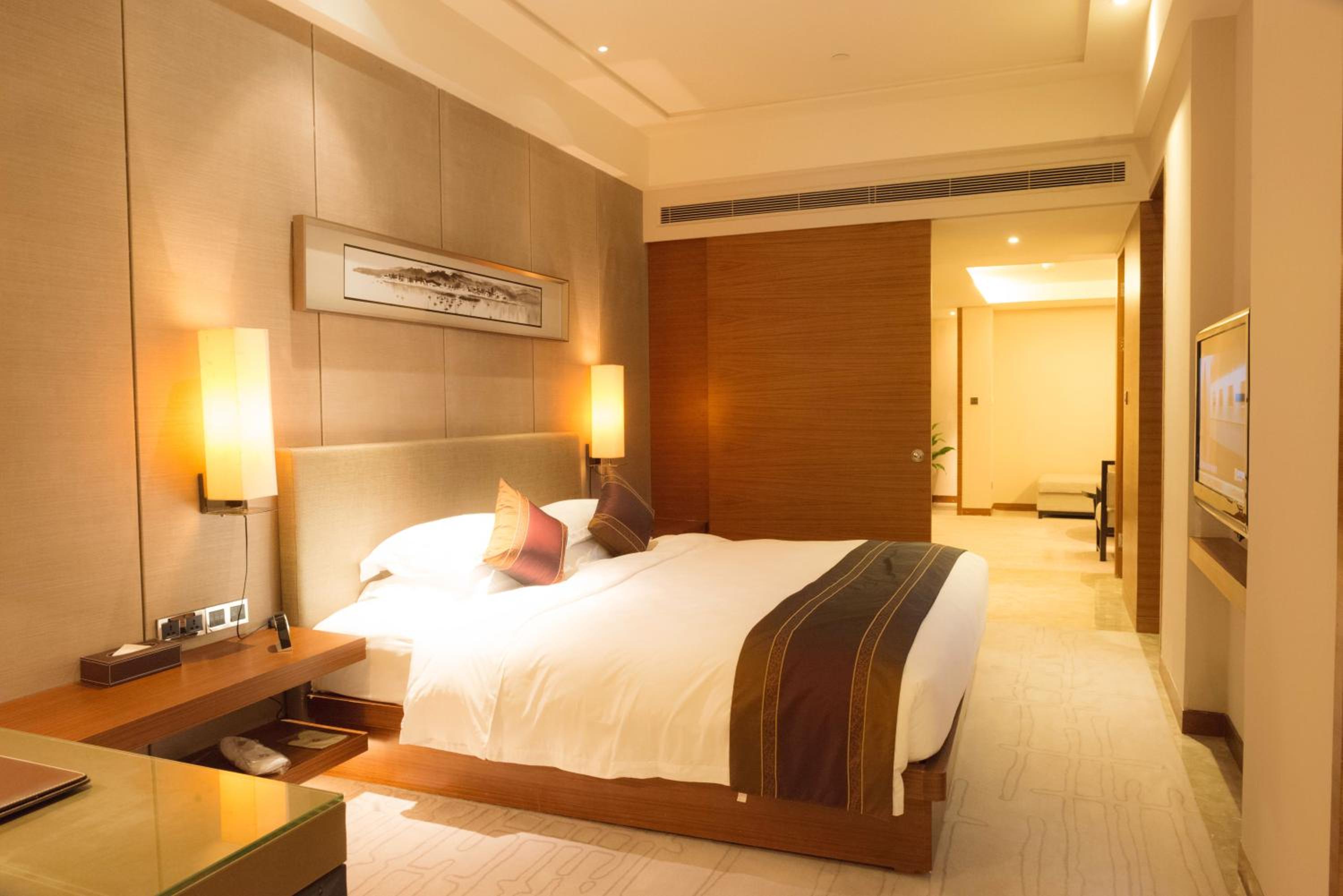 Deluxe Suite with Lake View