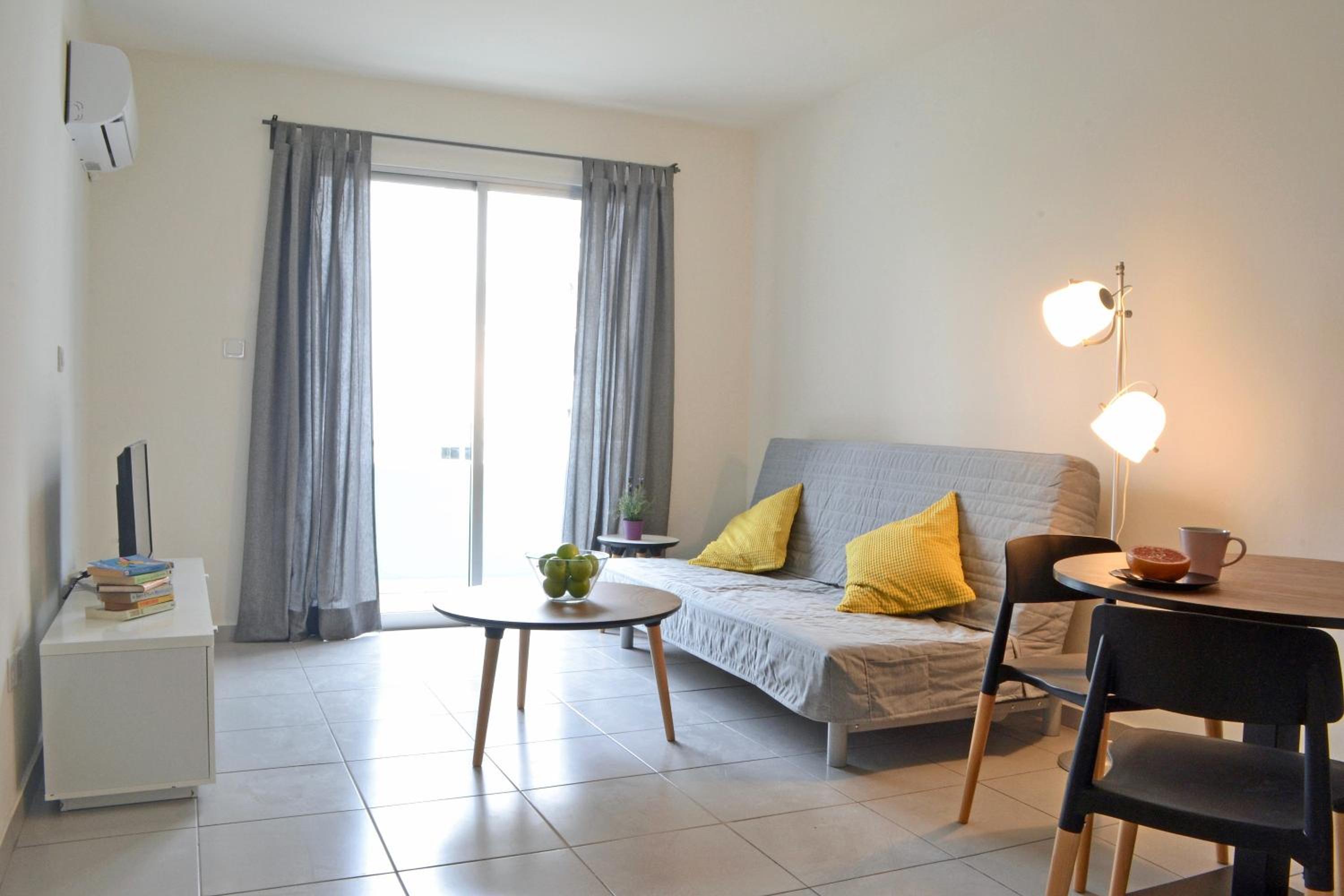 One-Bedroom Apartment with Mountain View