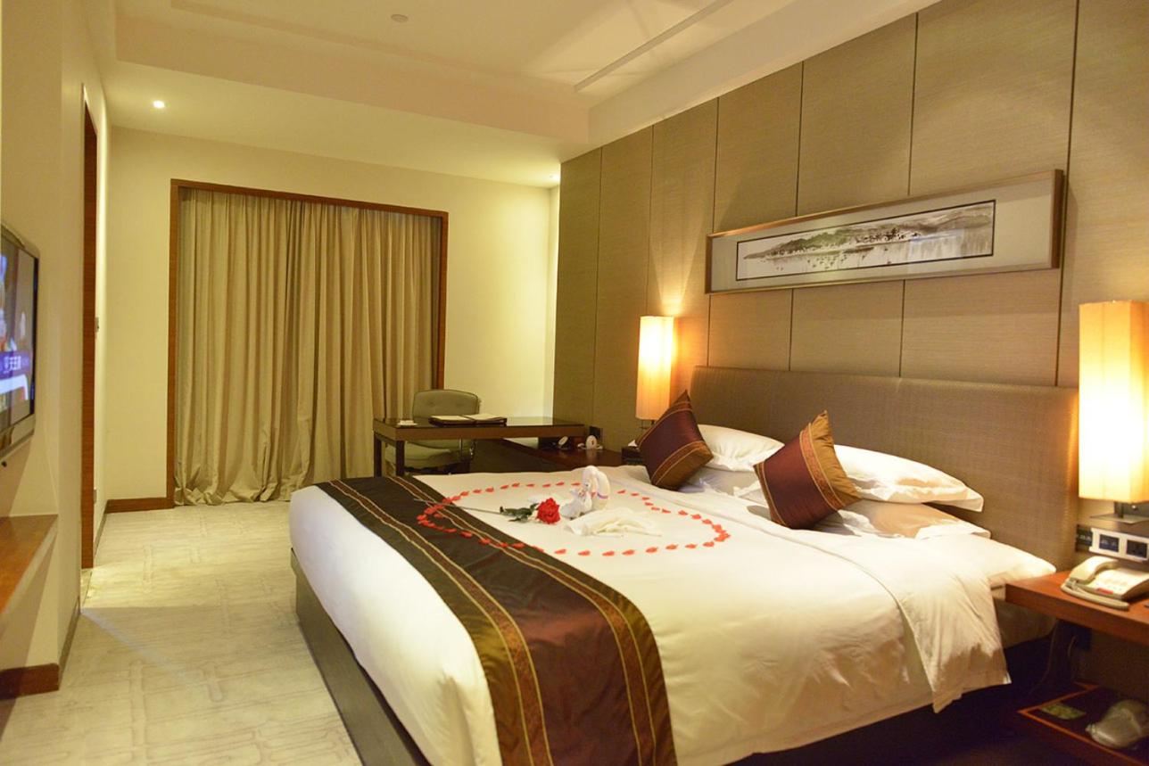 Deluxe Queen Room with Lake View