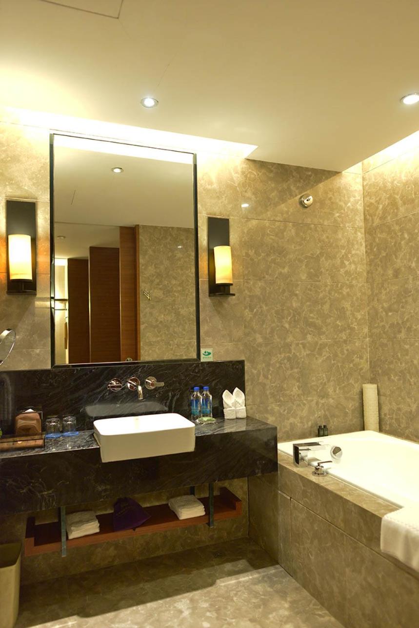 Deluxe Queen Room with Garden View photo 2