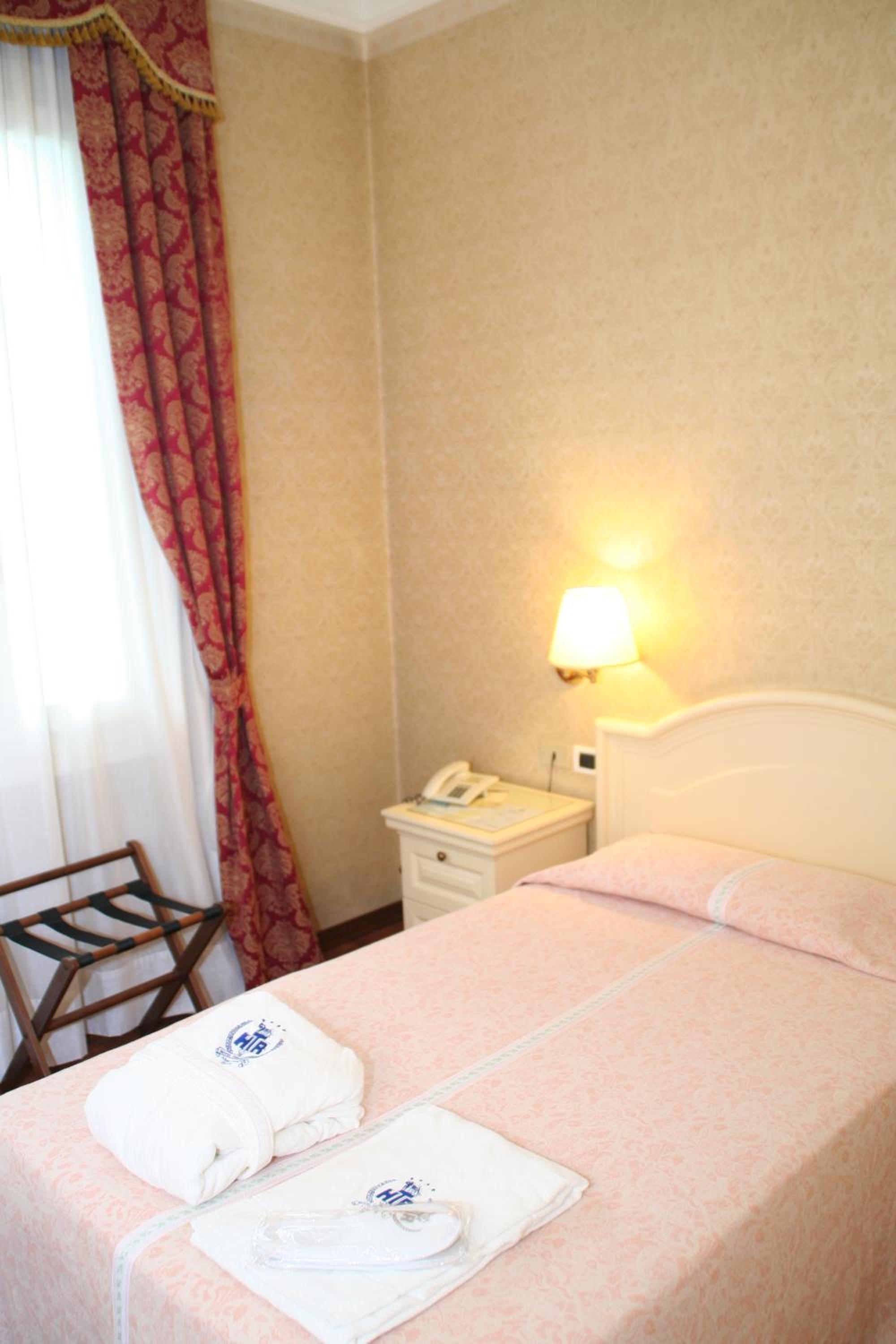 Single Room - Photo 2