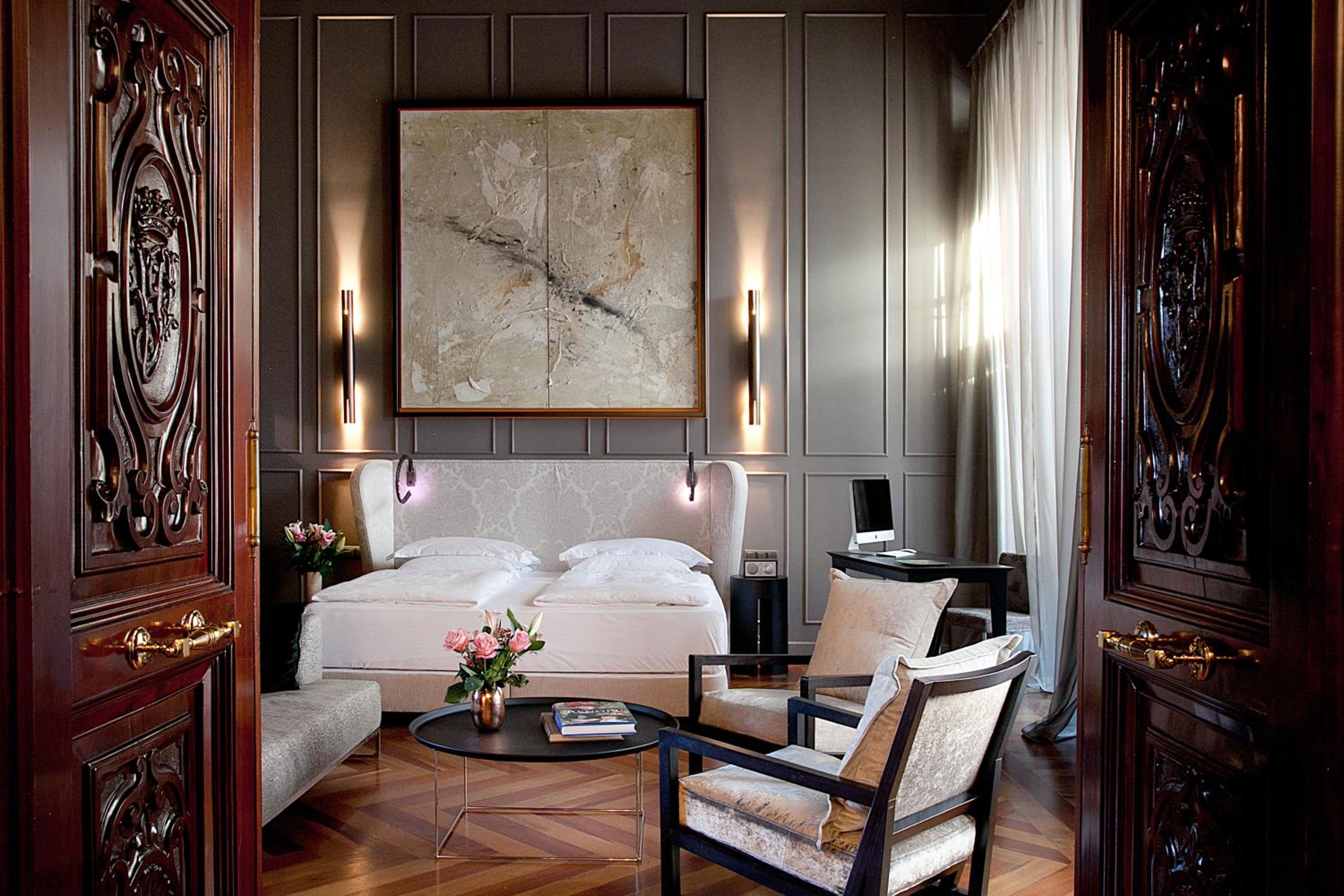 Suite - Photo 16