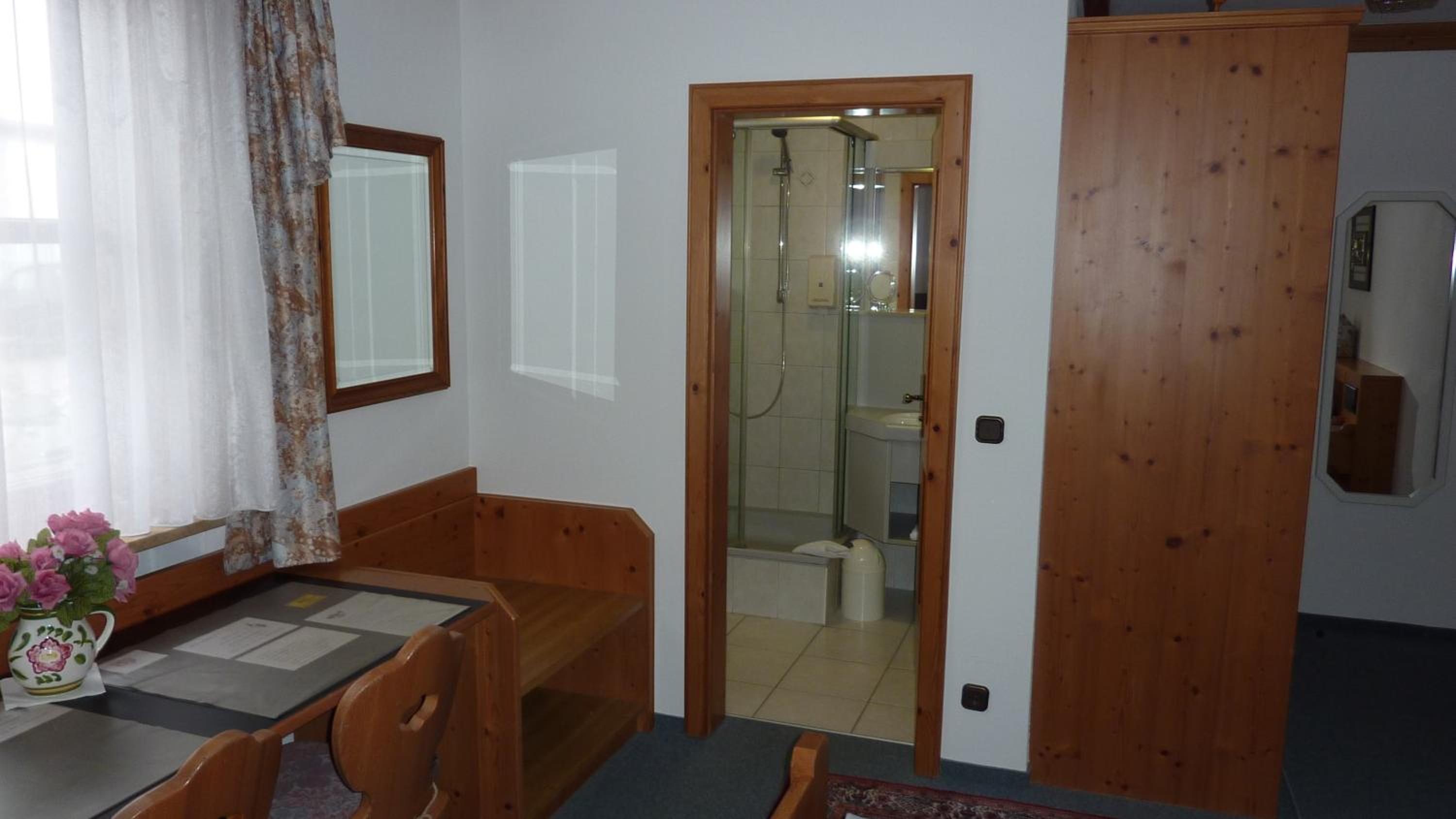 Deluxe Double Room with Shower photo 3