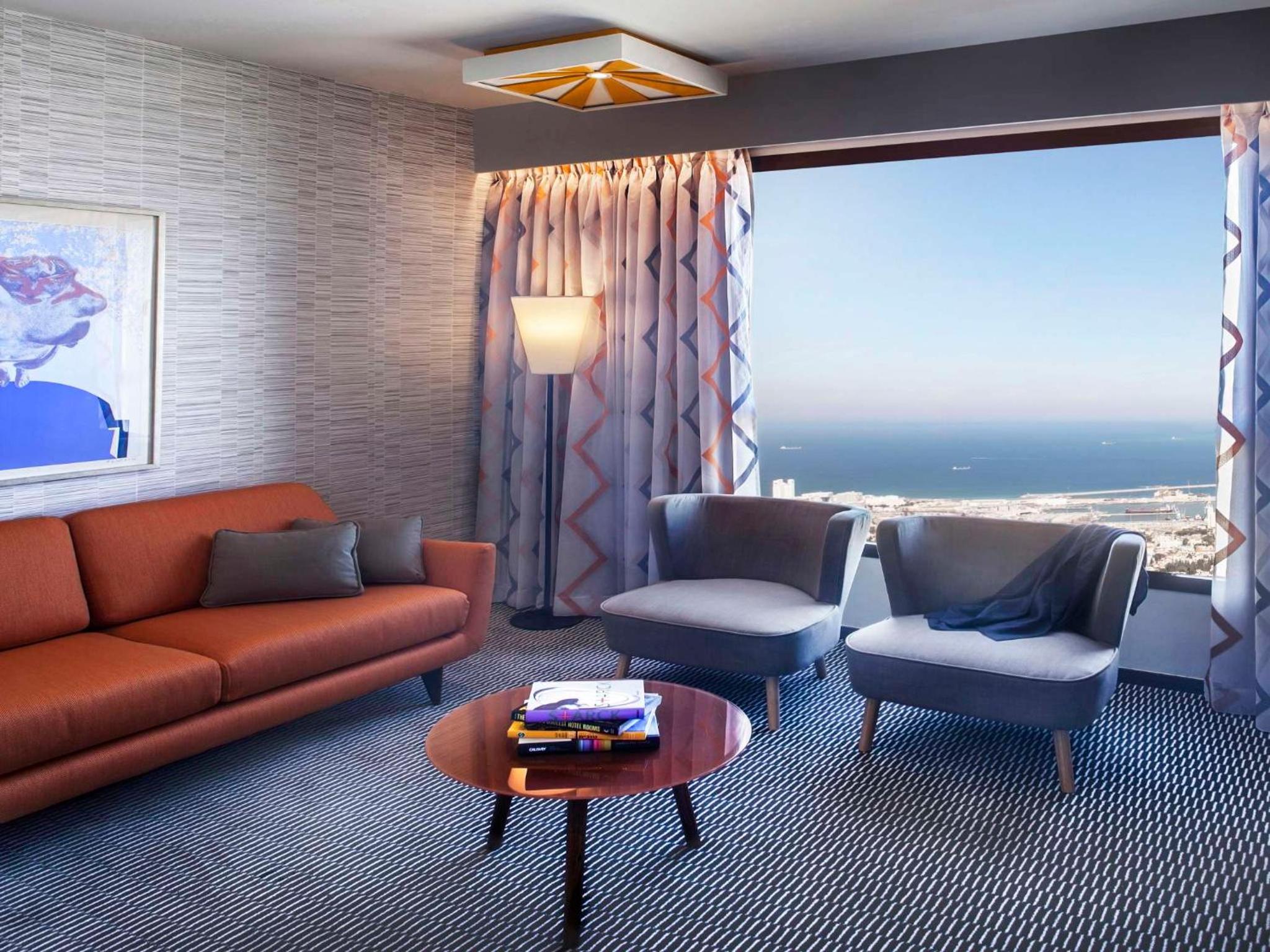 Executive Suite - Photo 2