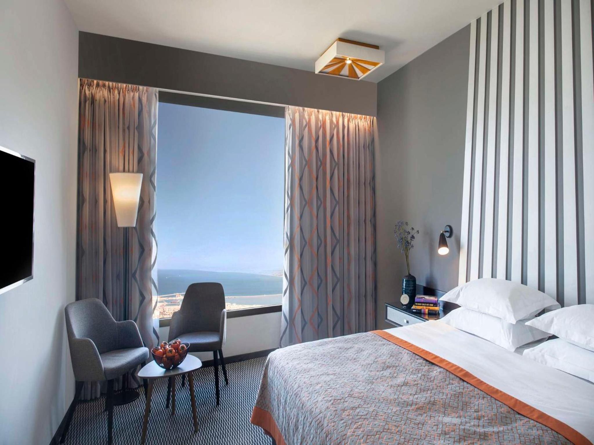 Executive Bay View - Photo 1
