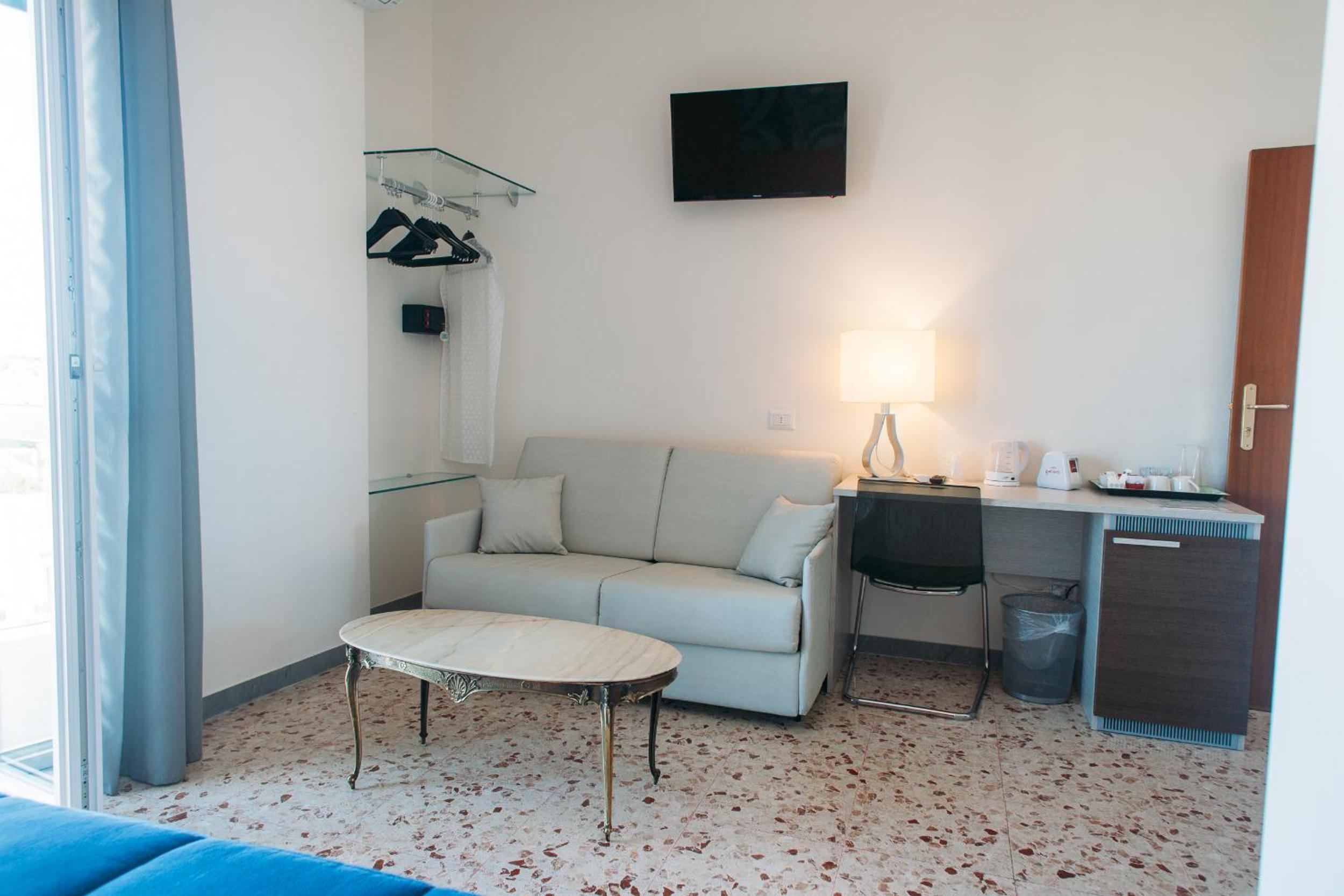 Junior Suite with Balcony and View - Photo 9