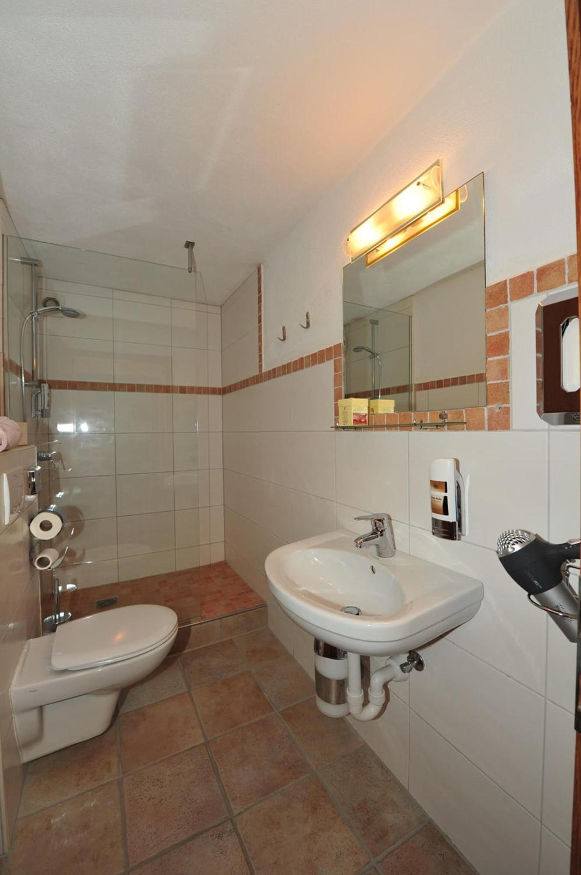 One-Bedroom Apartment - Annex - Photo 2