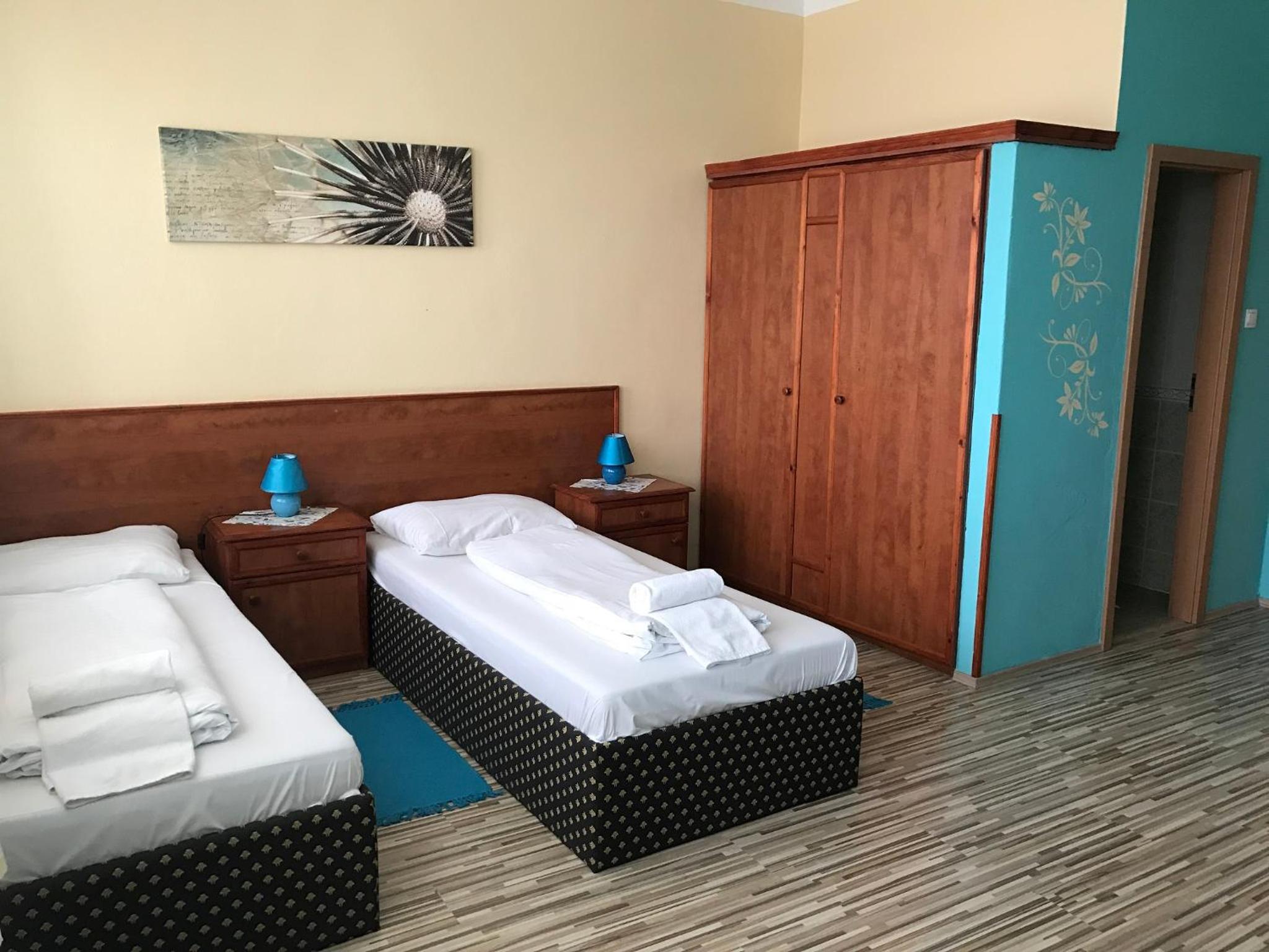 Standard Twin Room - Photo 9