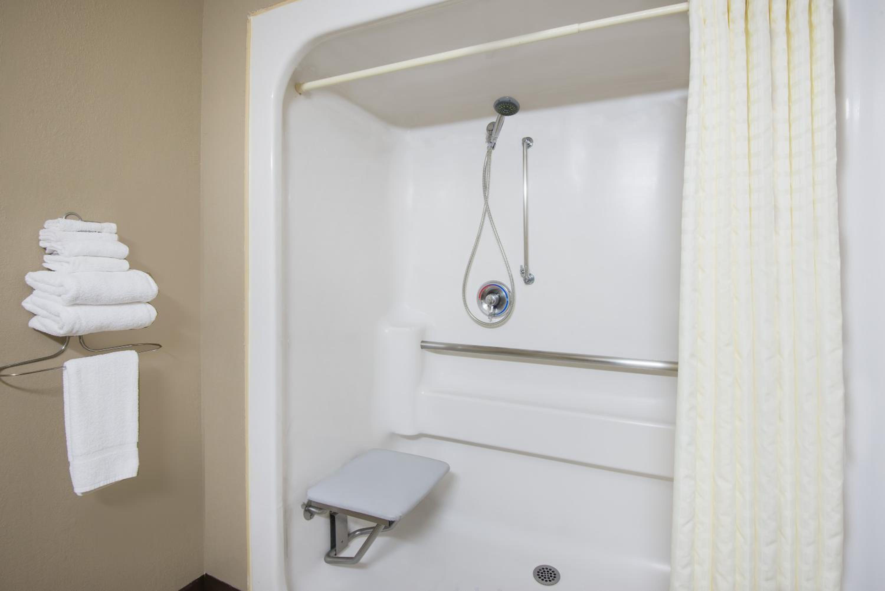 1 Queen Bed, Pet Friendly, Mobility Accessible Room, Non-Smoking - Photo 2