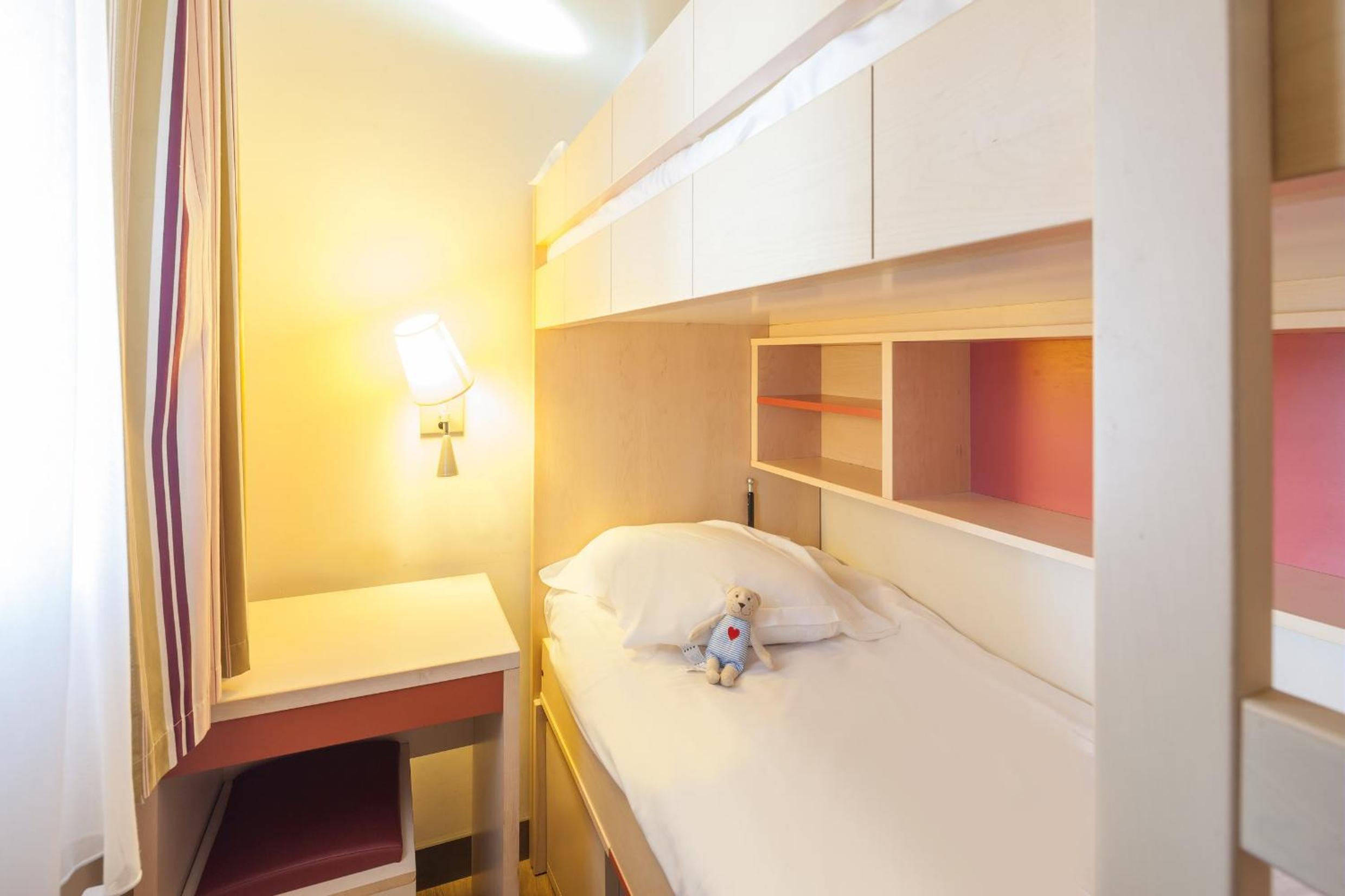 Standard One-Bedroom Apartment with Sleeping Alcove and Terrace (6 People)