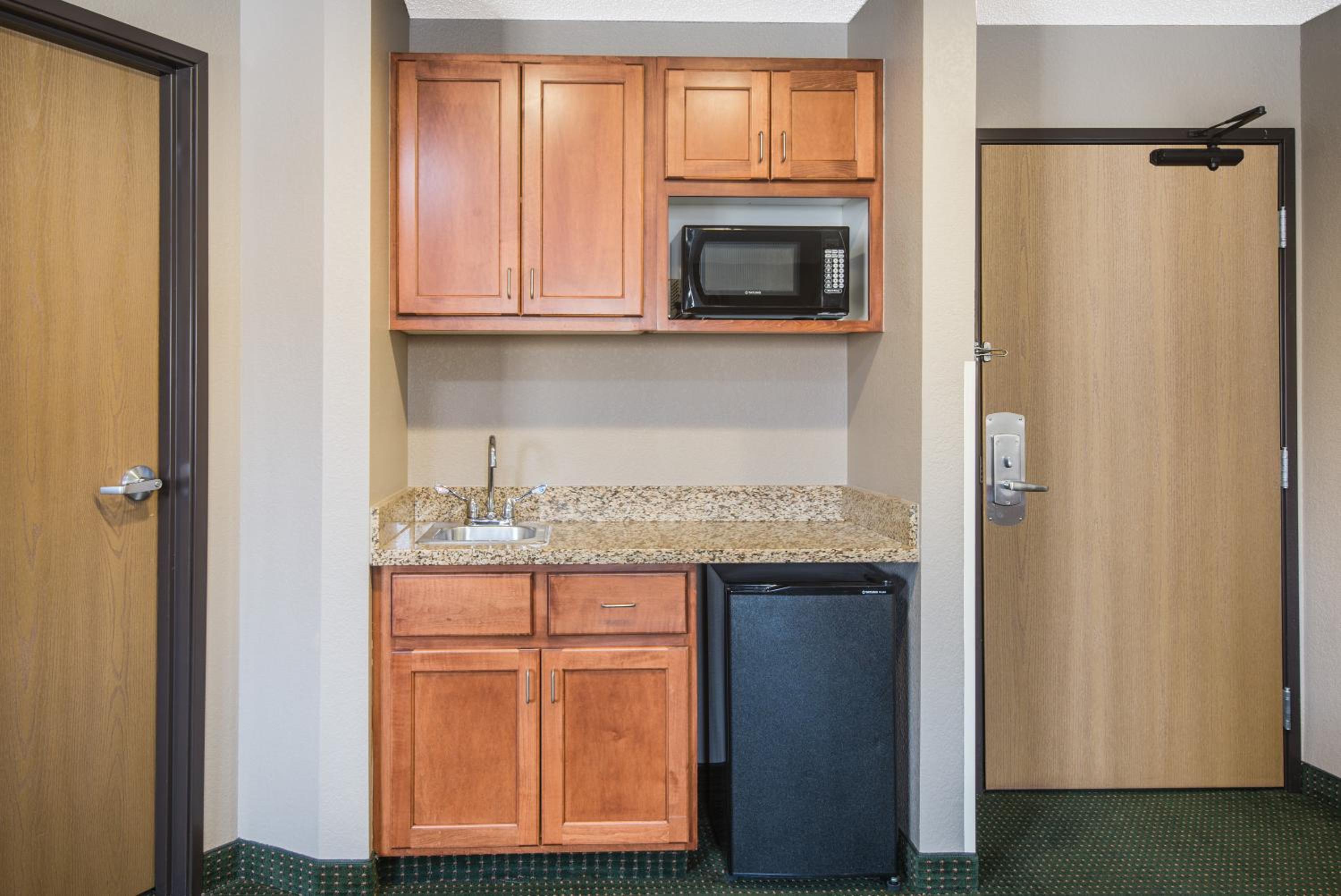 King Suite - Non-Smoking - Photo 3