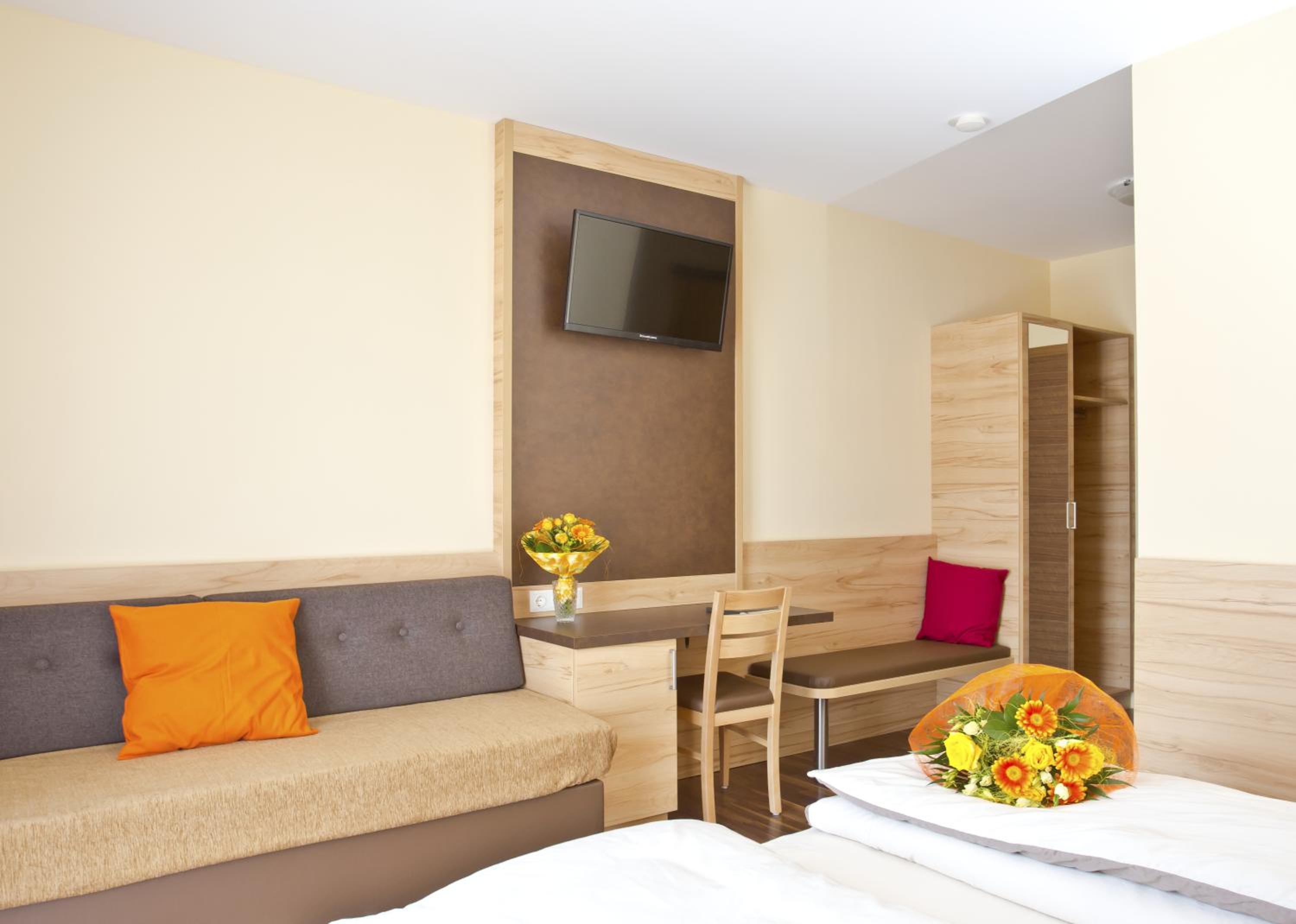 Double Room with Private Bathroom - Photo 2