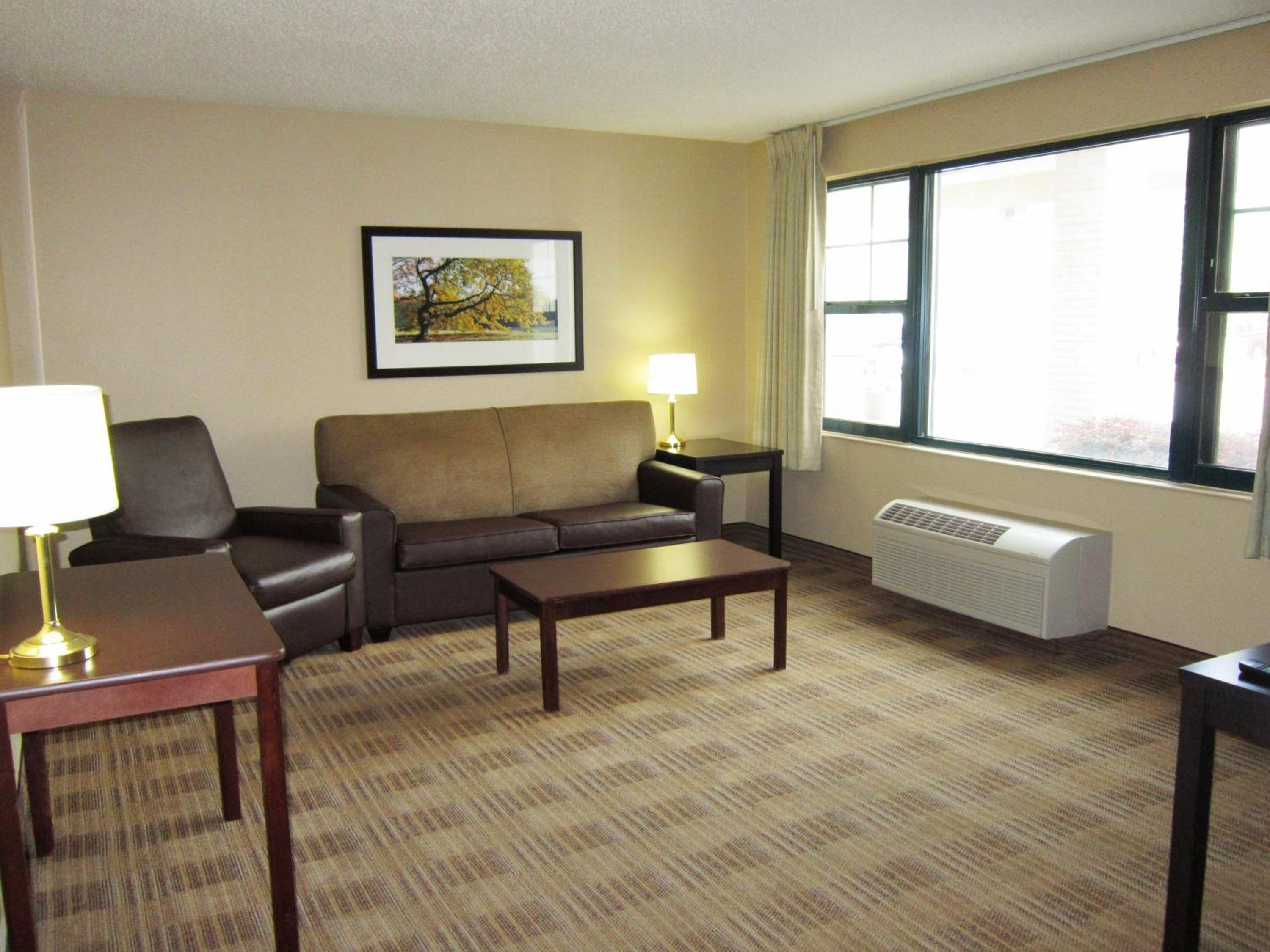 Deluxe Studio with 1 King Bed - Non-Smoking photo 3