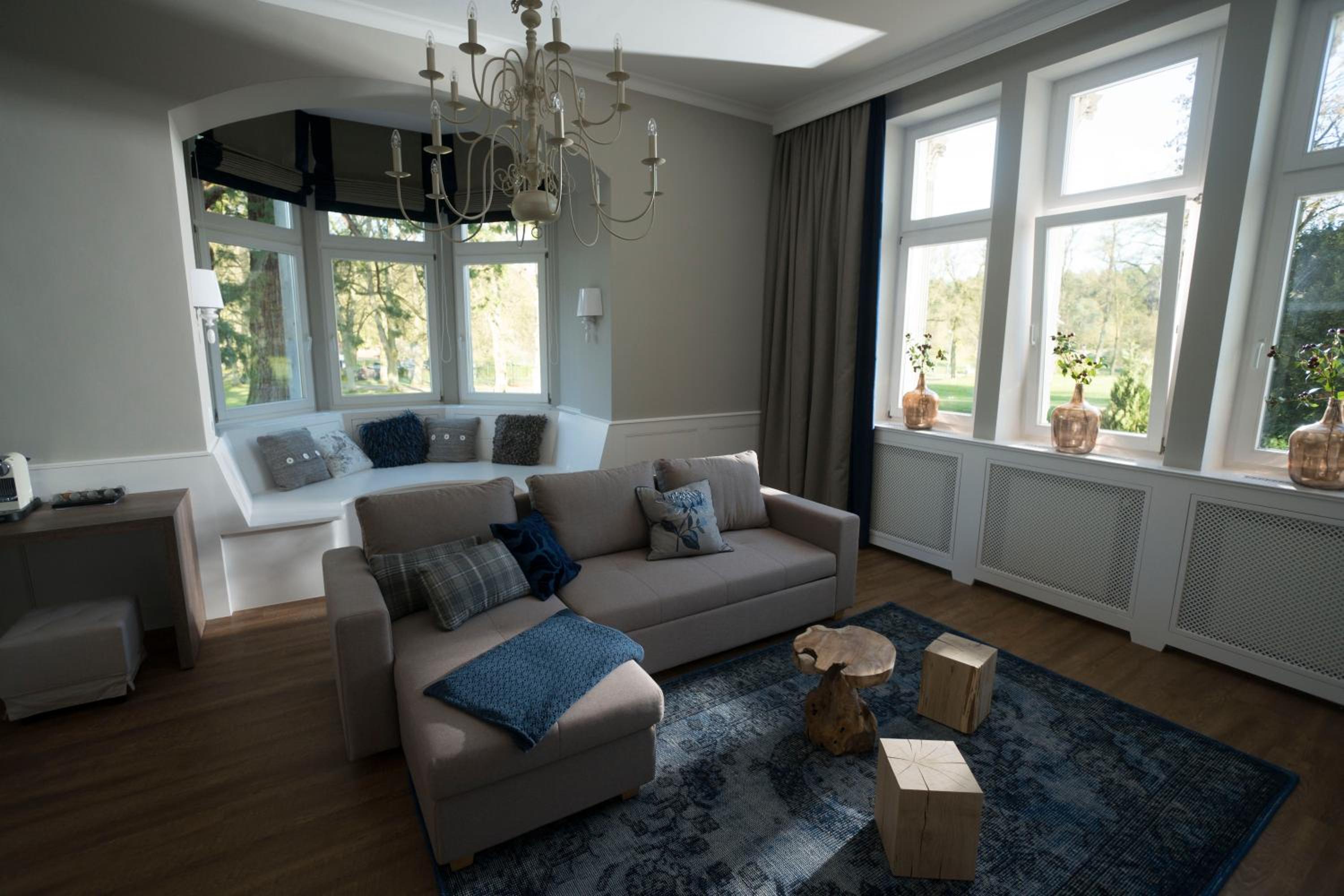 Suite - Photo 1