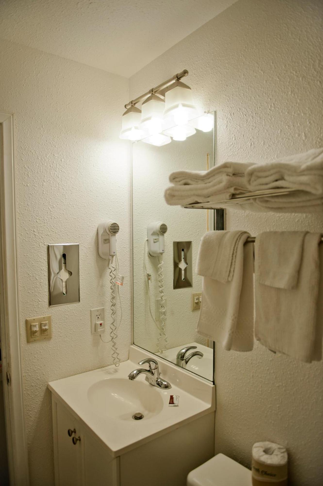 Queen Room photo 2