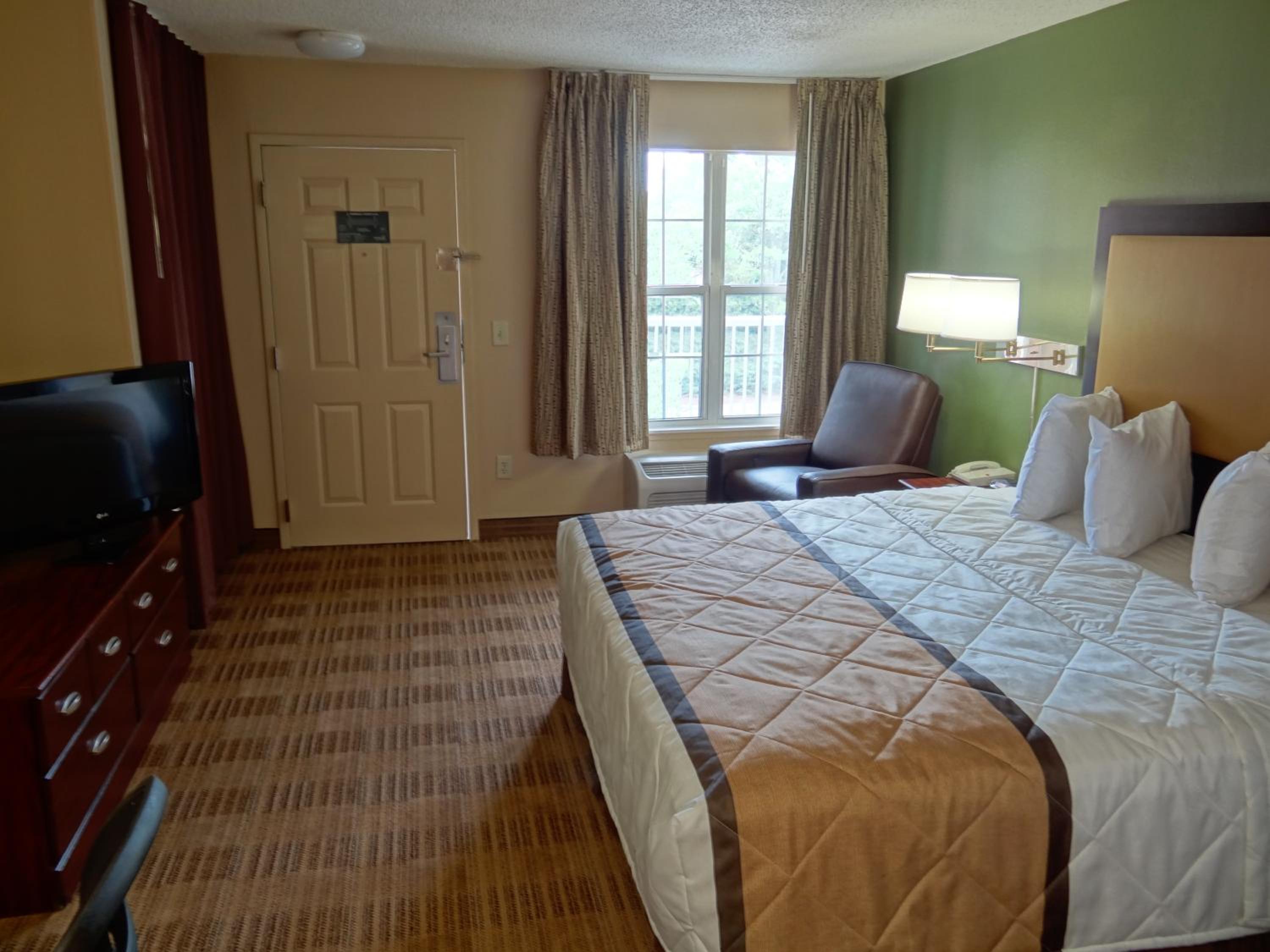 1 Queen Bed | Non-Smoking, Kitchen - Photo 3