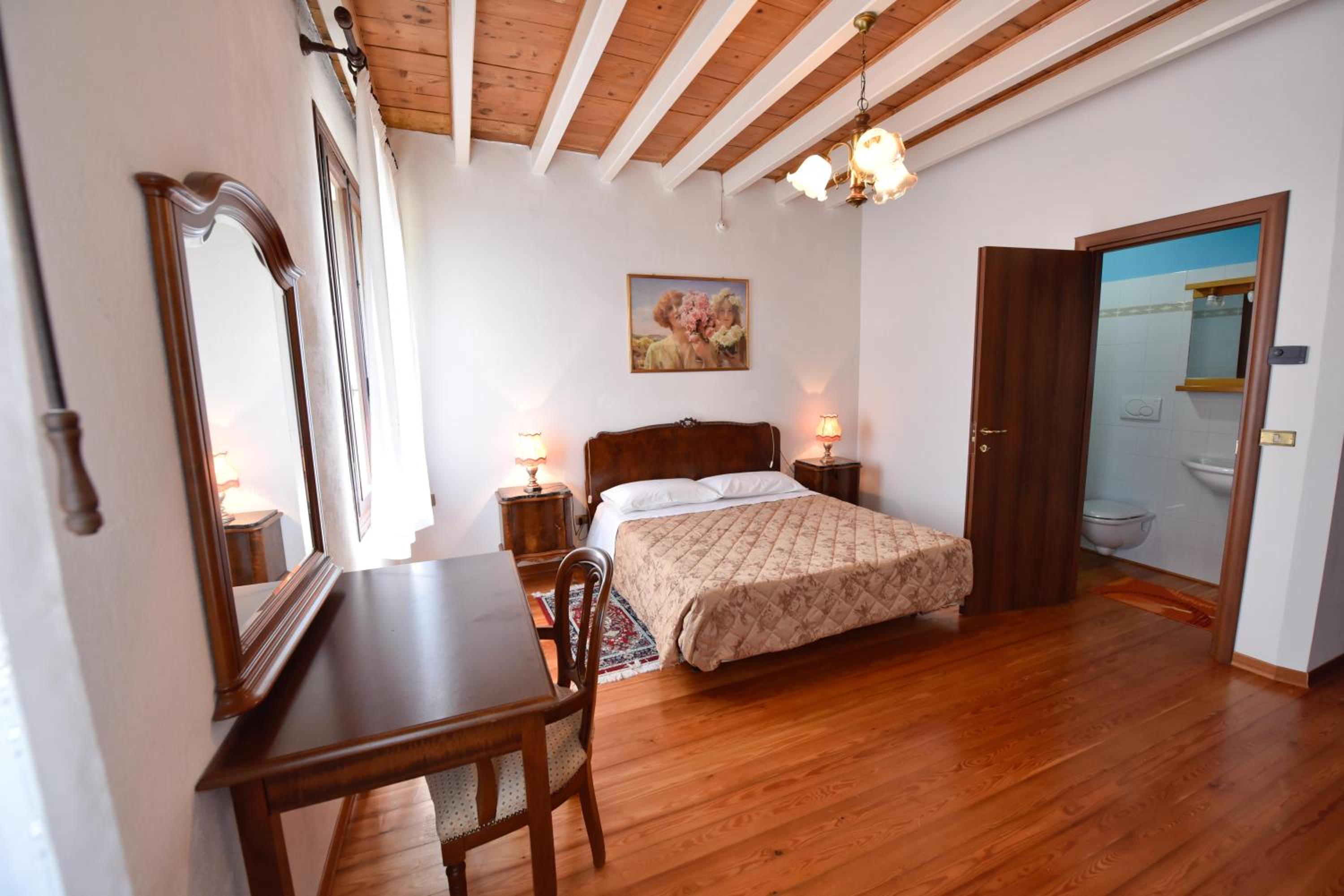 Large Double Room photo 2