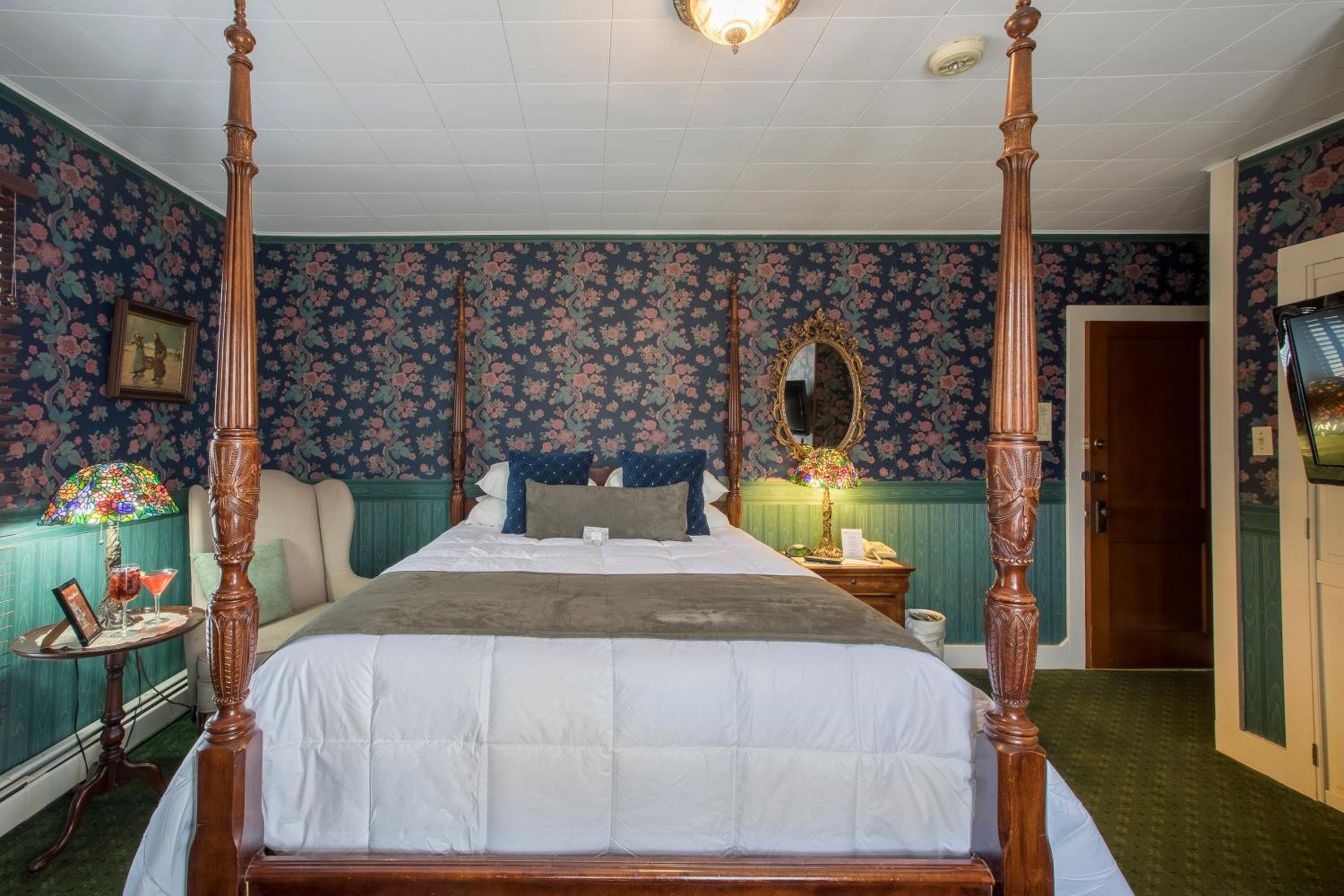 Queen Room photo 2