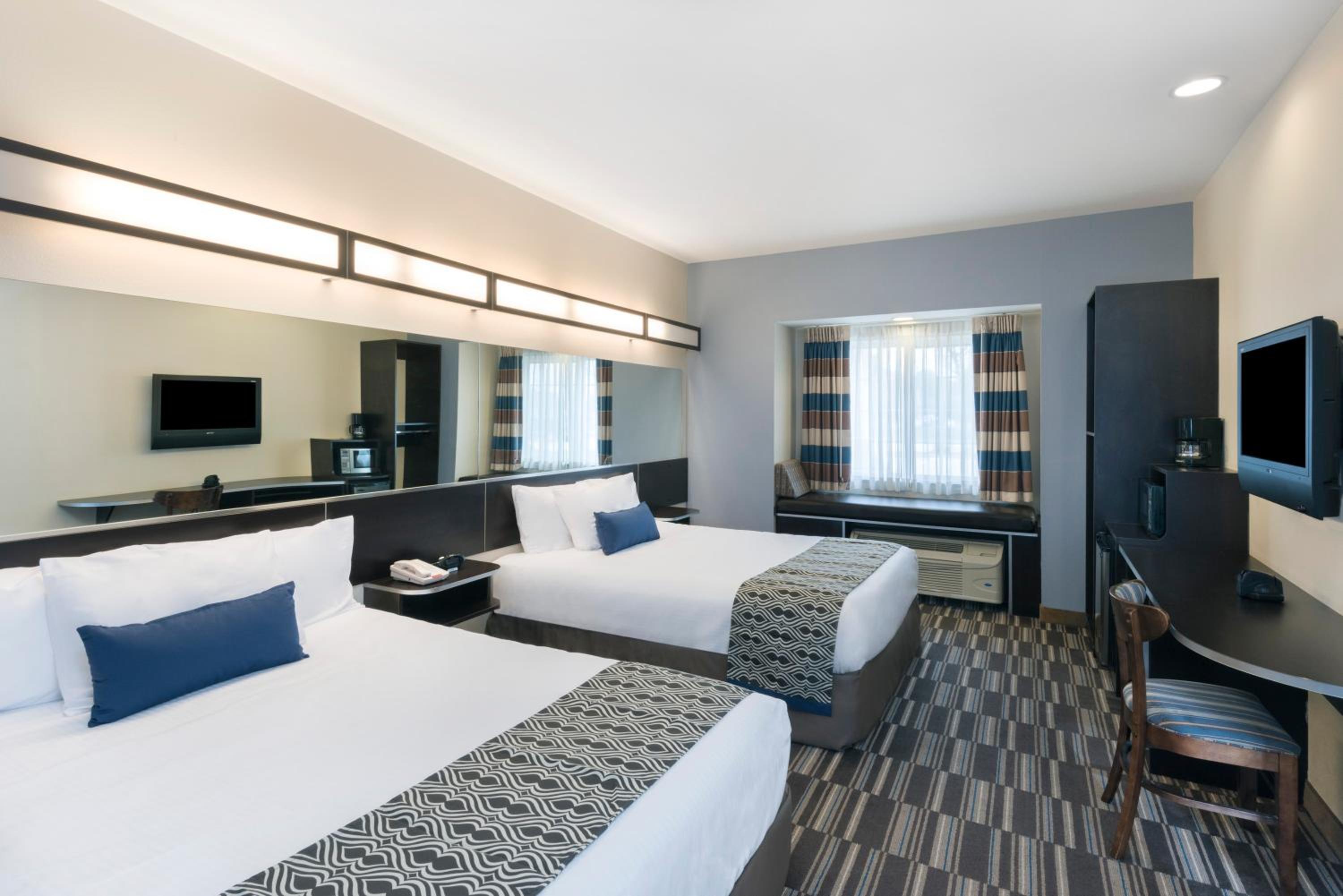 Queen Room with Two Queen Beds - Non-Smoking - Photo 6