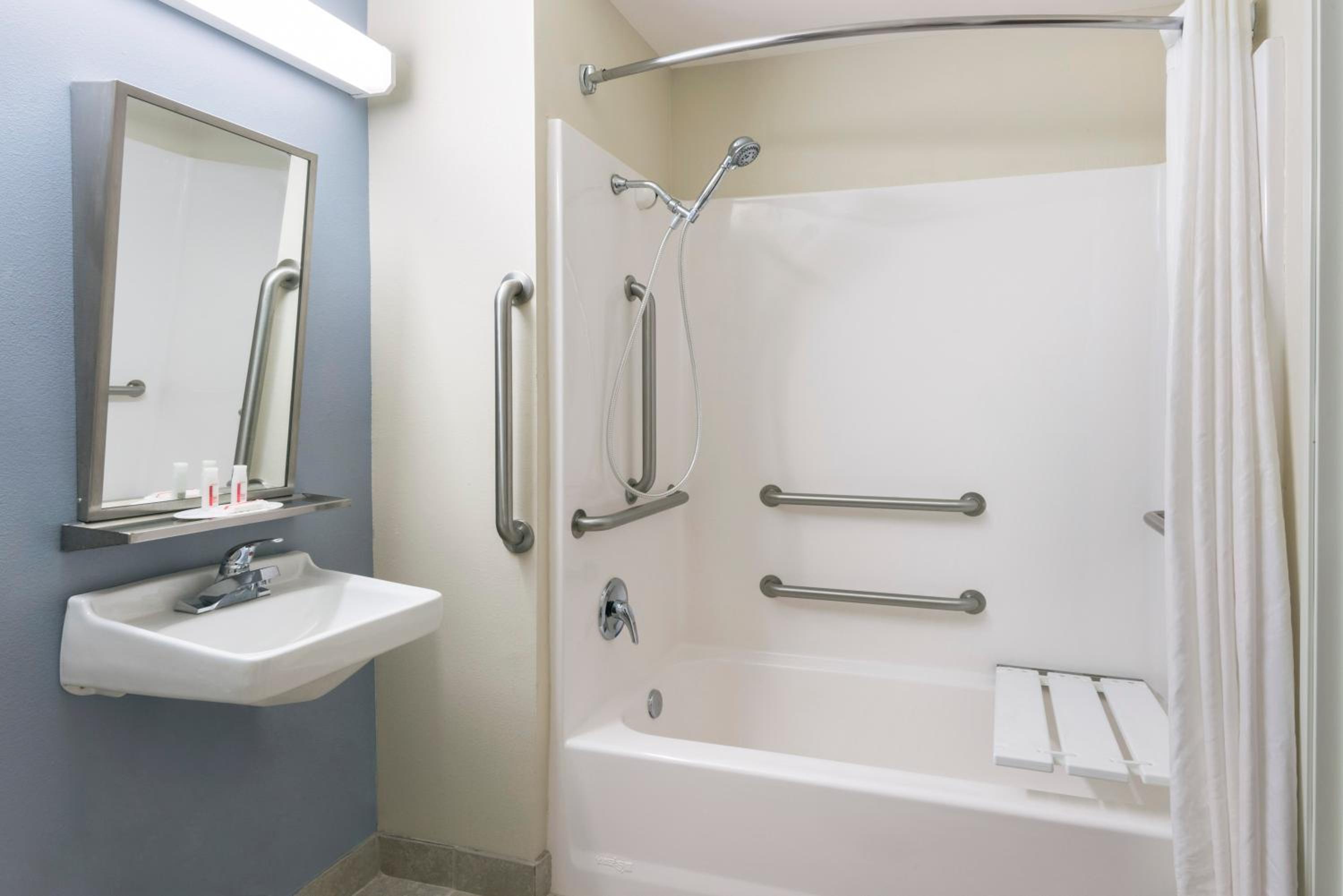 Queen Suite - Disability Access/Non-Smoking - Photo 2
