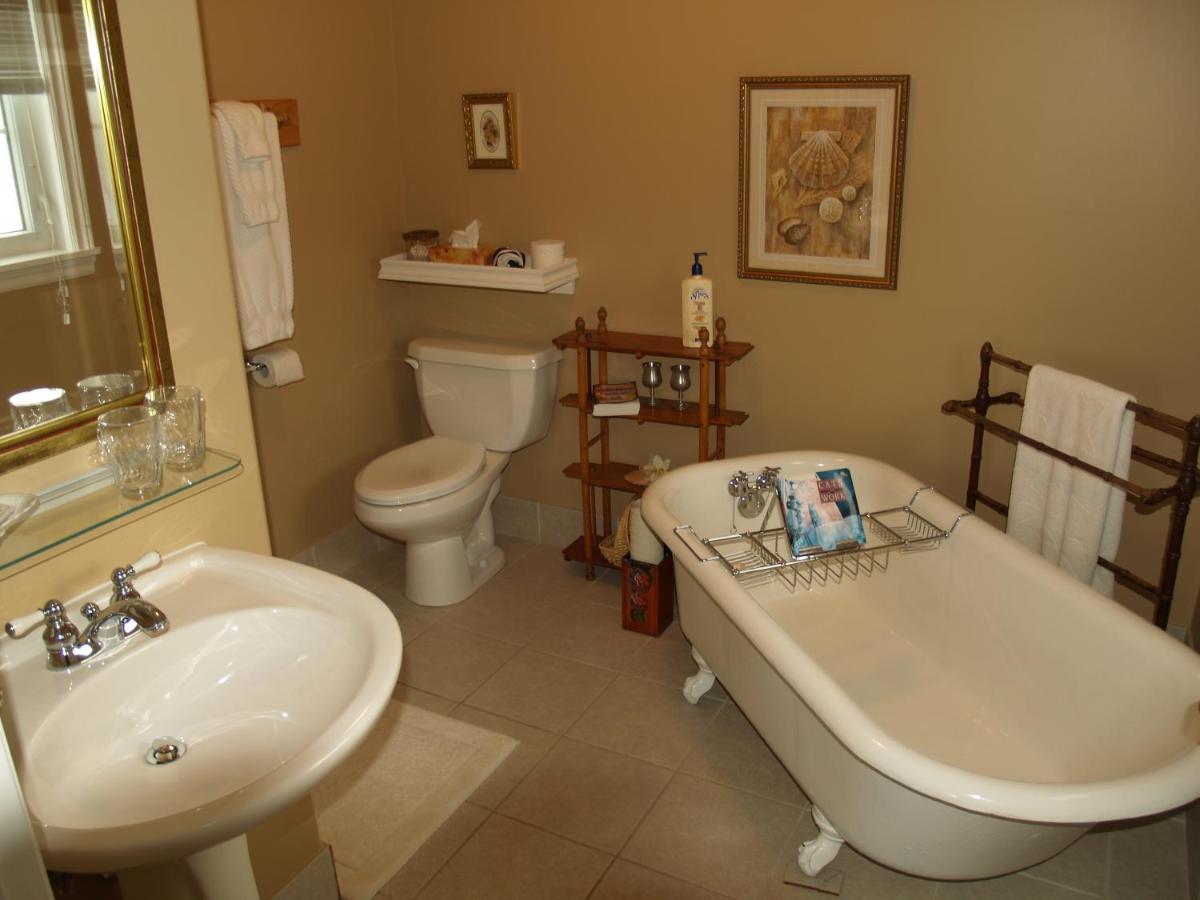 Deluxe King Suite photo 2
