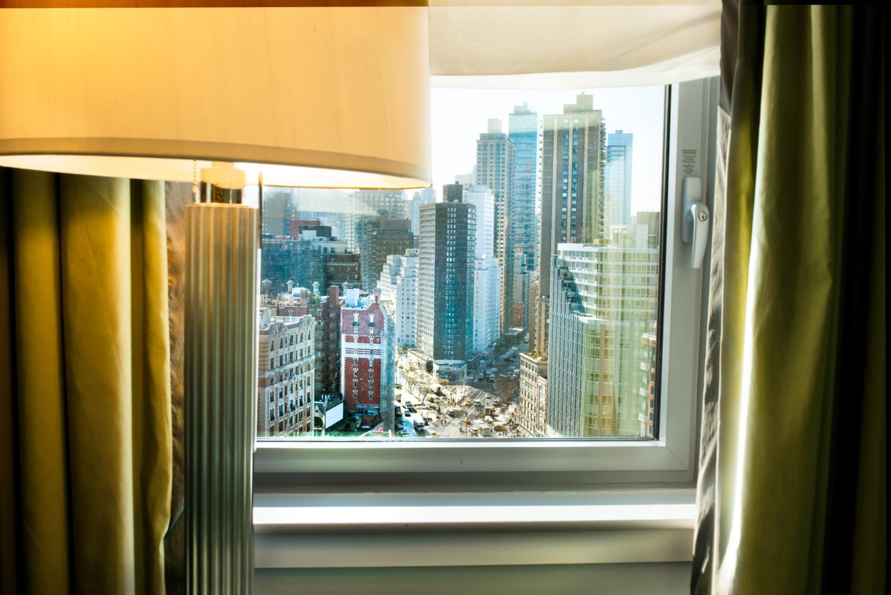 Deluxe King Studio with View - Photo 3