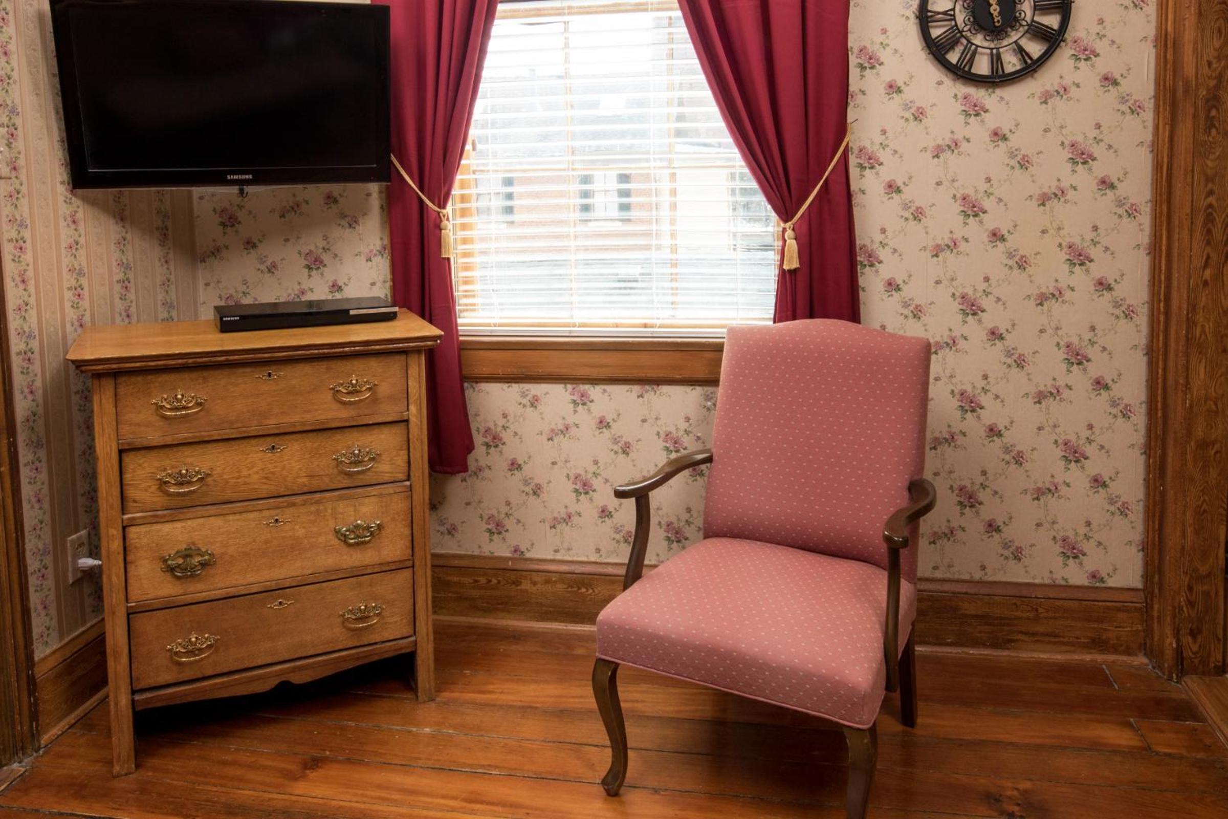 Queen Room (Mary) photo 3