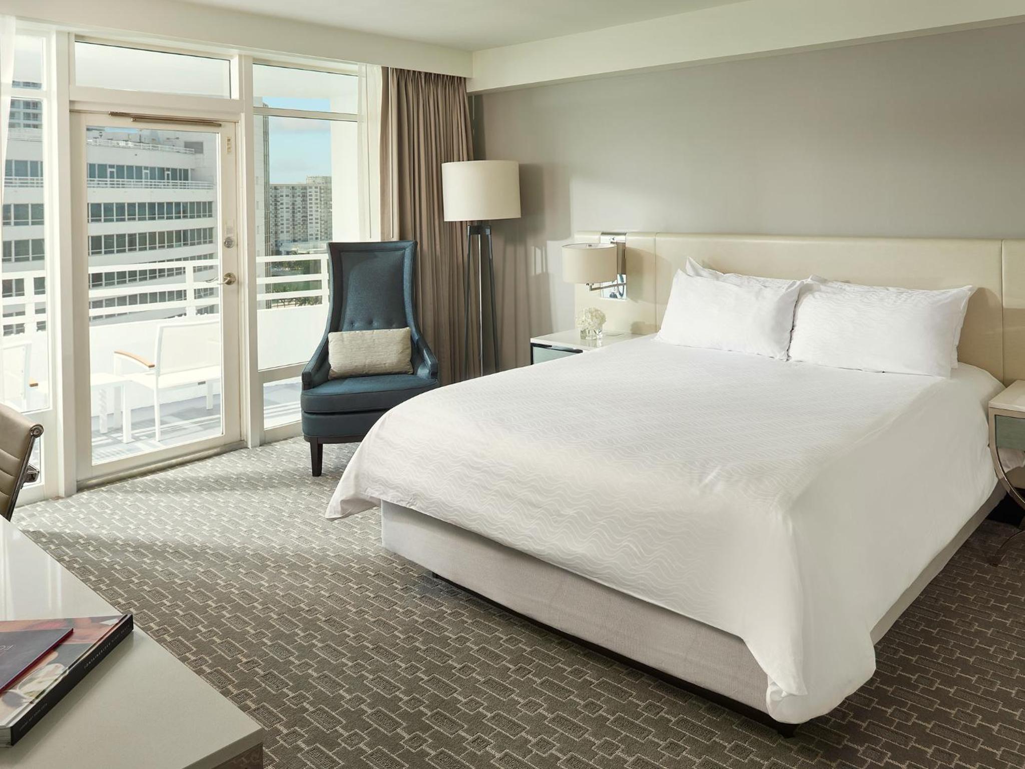Deluxe King Room with Balcony - Photo 1