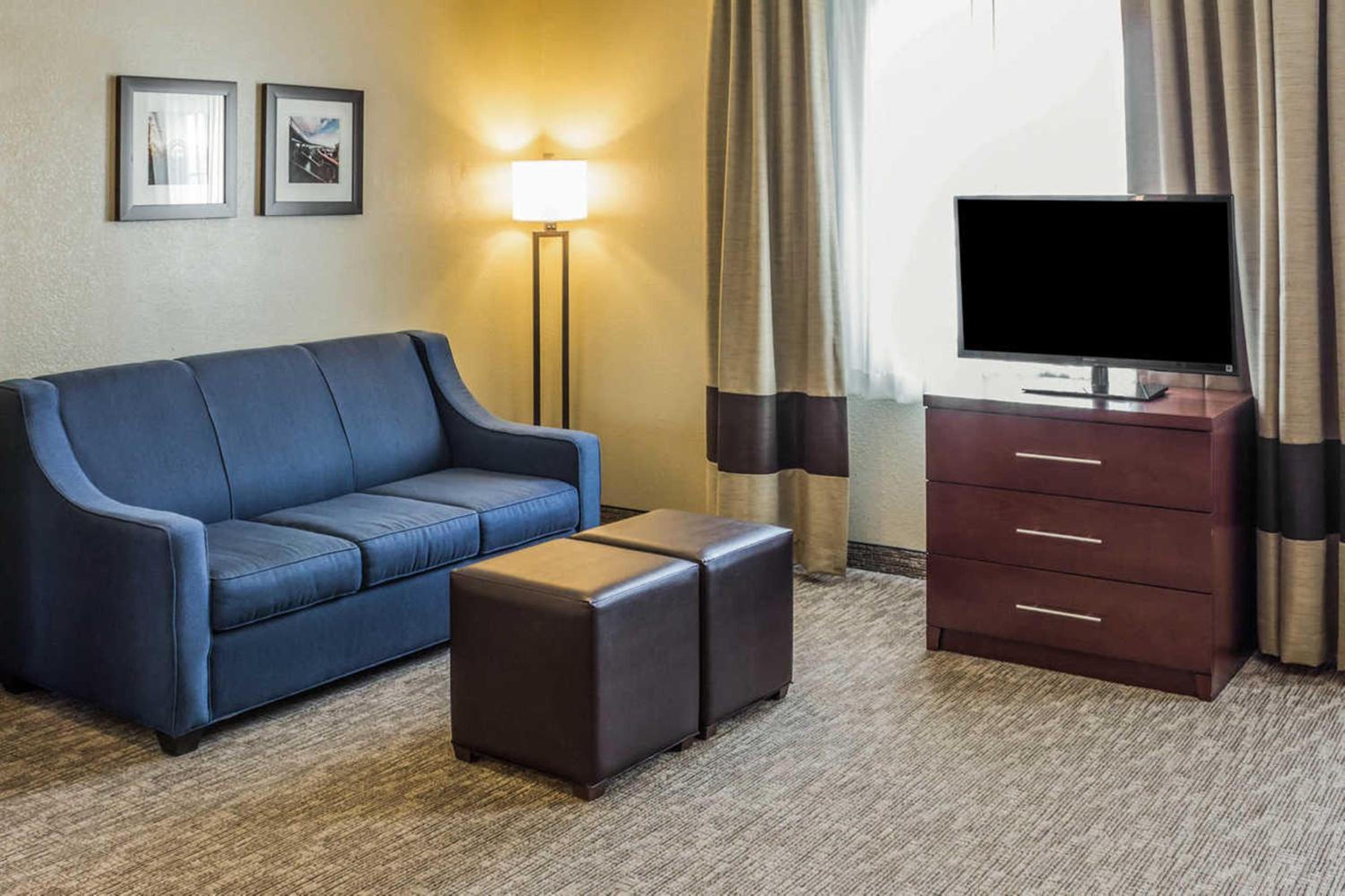 Deluxe Queen Suite - Non-Smoking - Photo 2