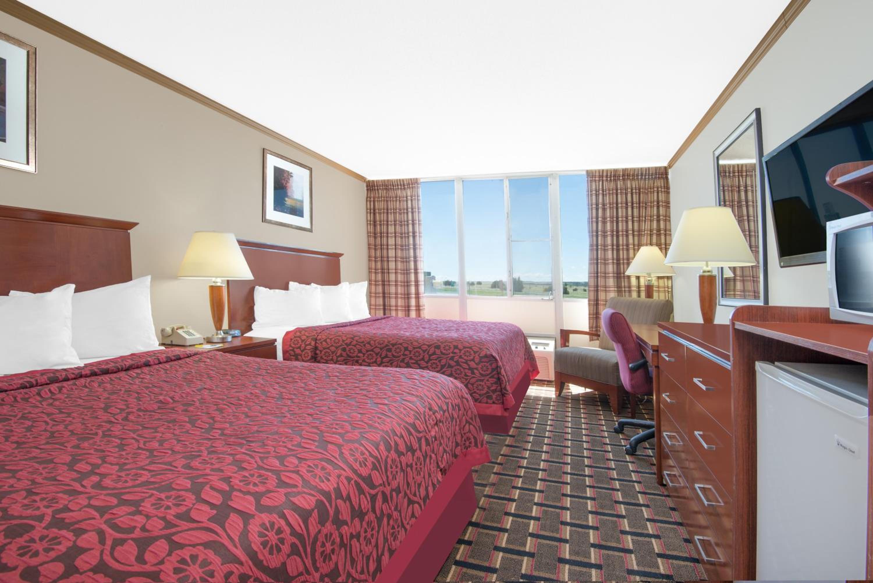 Queen Room with Two Queen Beds - Non-Smoking - Photo 5