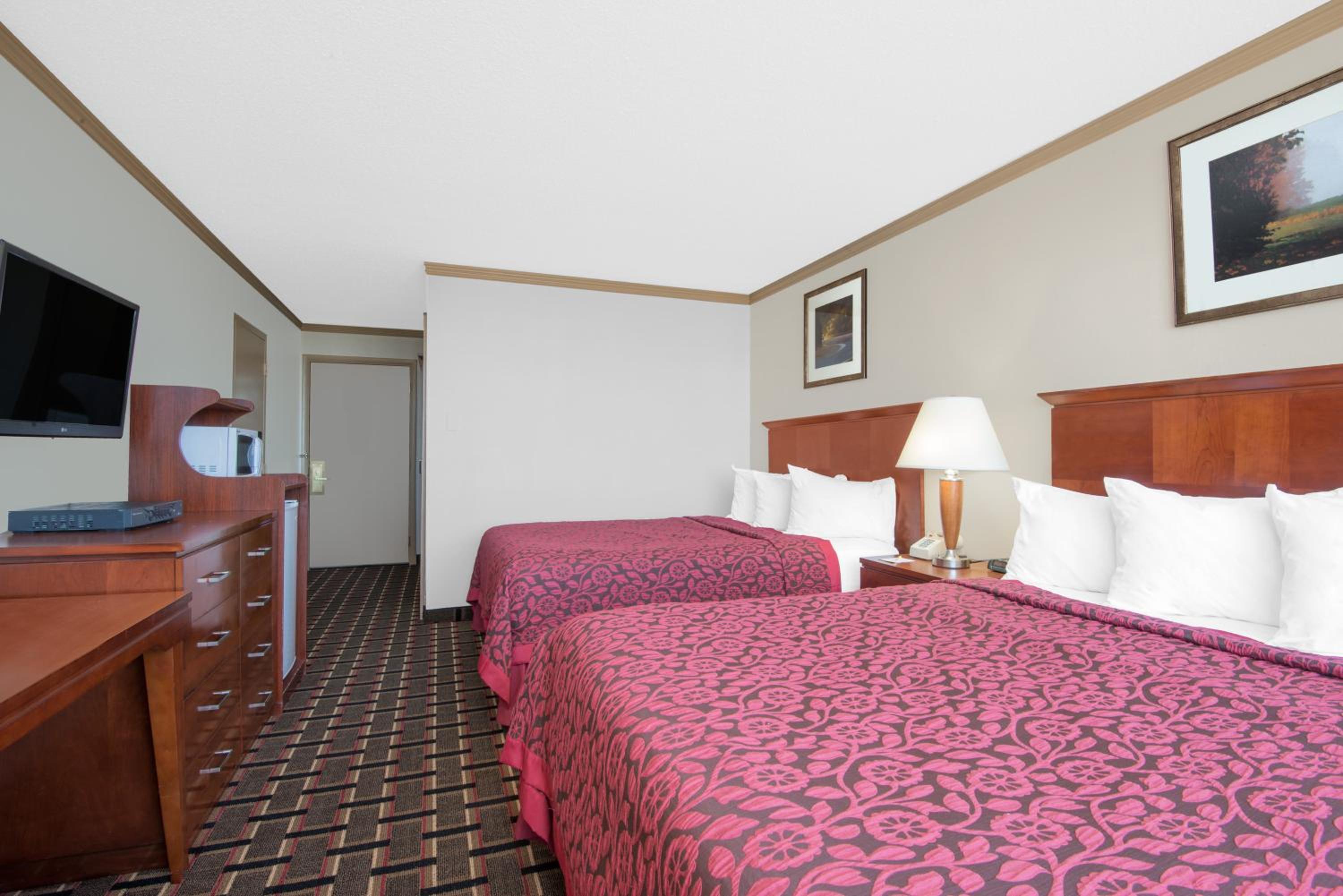 Queen Room with Two Queen Beds - Non-Smoking - Photo 4