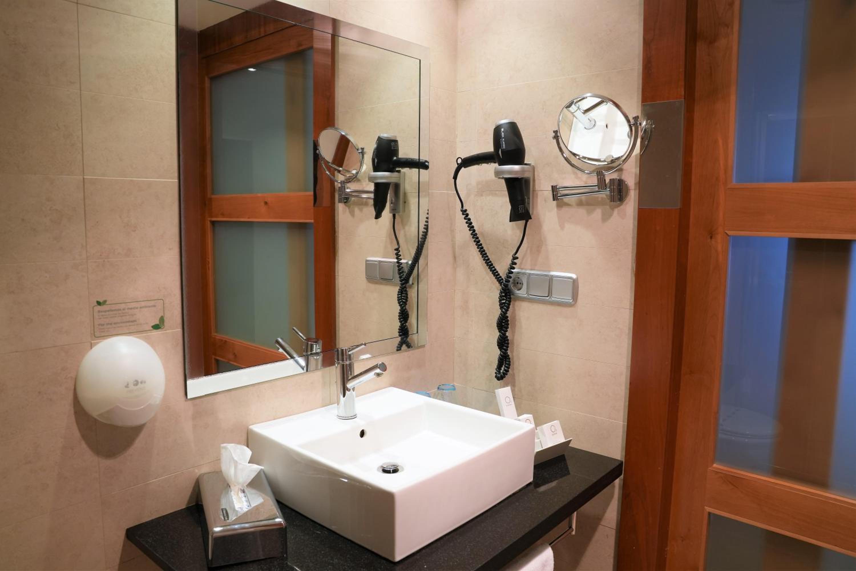 Grand Comfort Family Room with Airport Transfer (1 Adult + 2 Children)